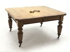 Edwardian oak telescopic extending dining table, canted rectangular top with moulded edge, on turned