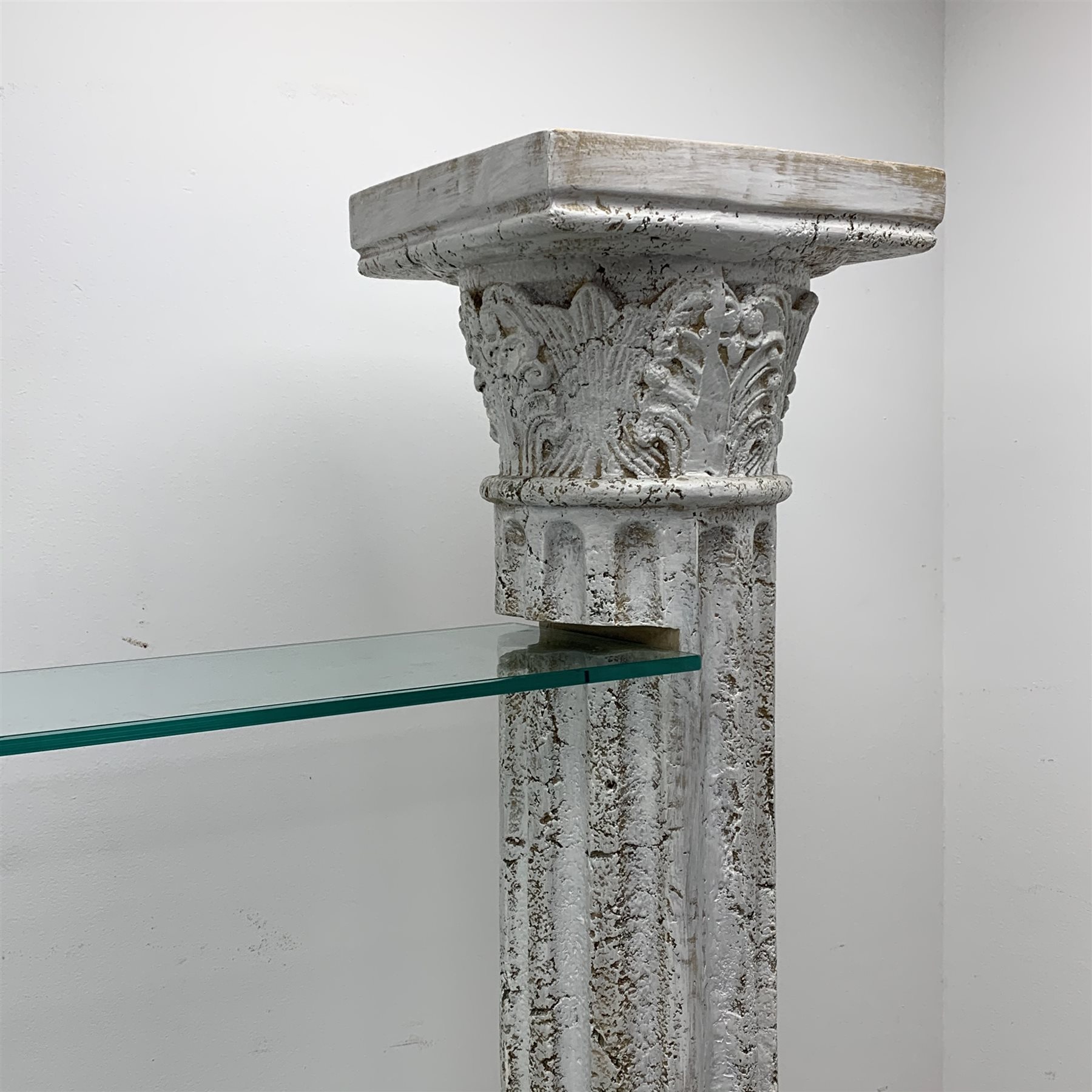Architectural four shelf glass shelving unit supported by two Corinthian columns, W205cm, H179cm, D3 - Image 4 of 7
