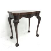 Early 20th century Georgian style figured walnut card table, shaped banded fold over top with baize