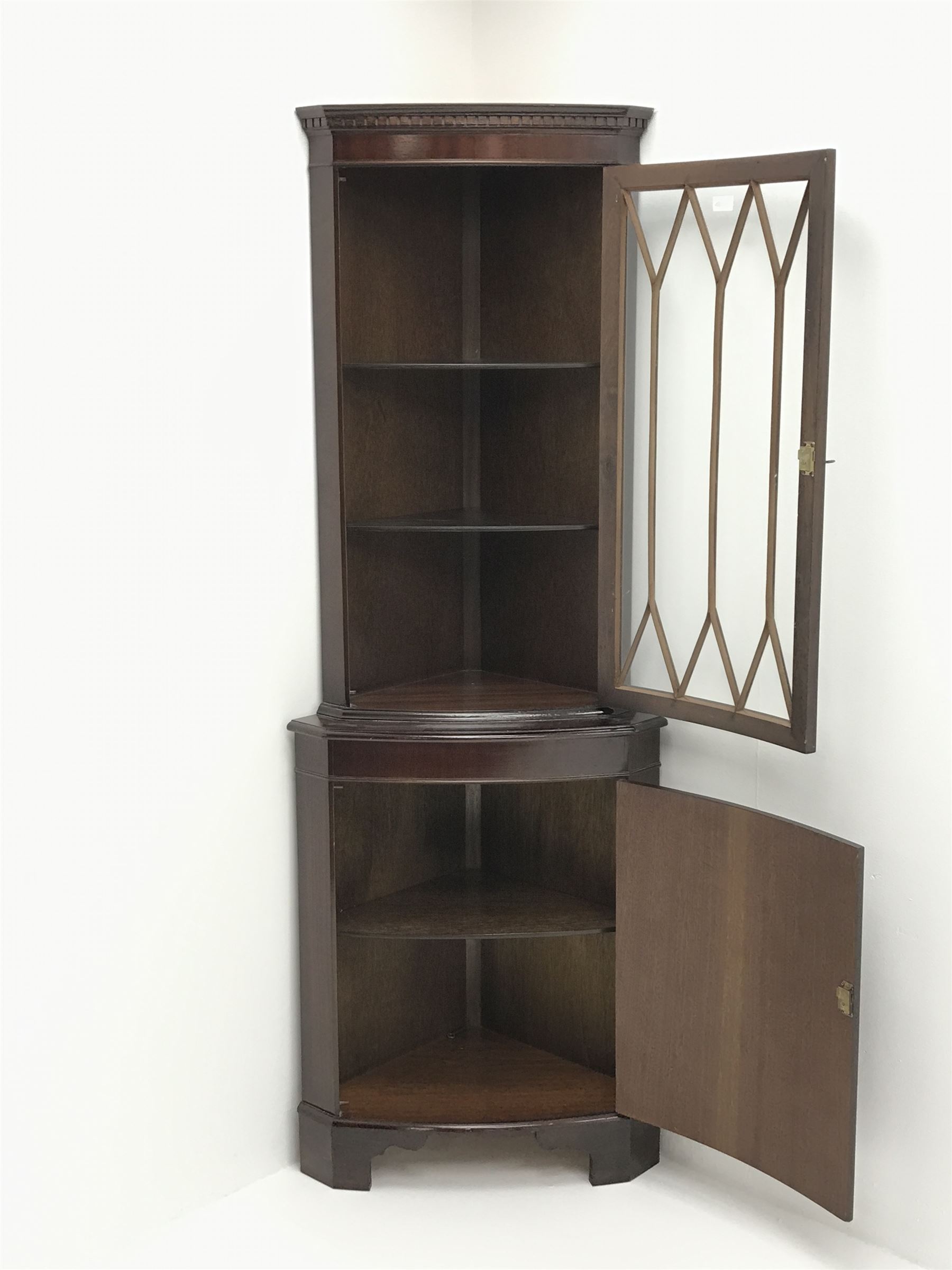 Mid century mahogany corner display cabinet, single door enclosing shelves above single cupboard, W6 - Image 3 of 3