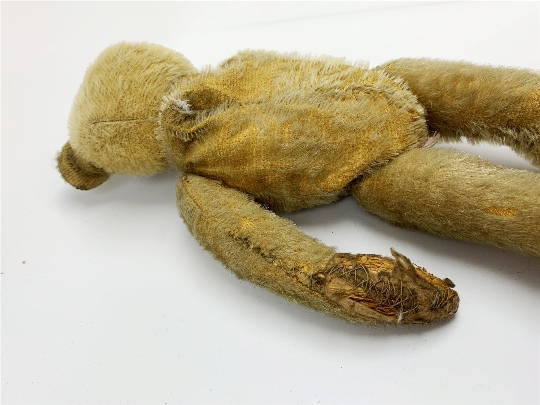 Early 20th century American mohair teddy bear c1920 with wood wool filled body humped back body with - Image 6 of 8