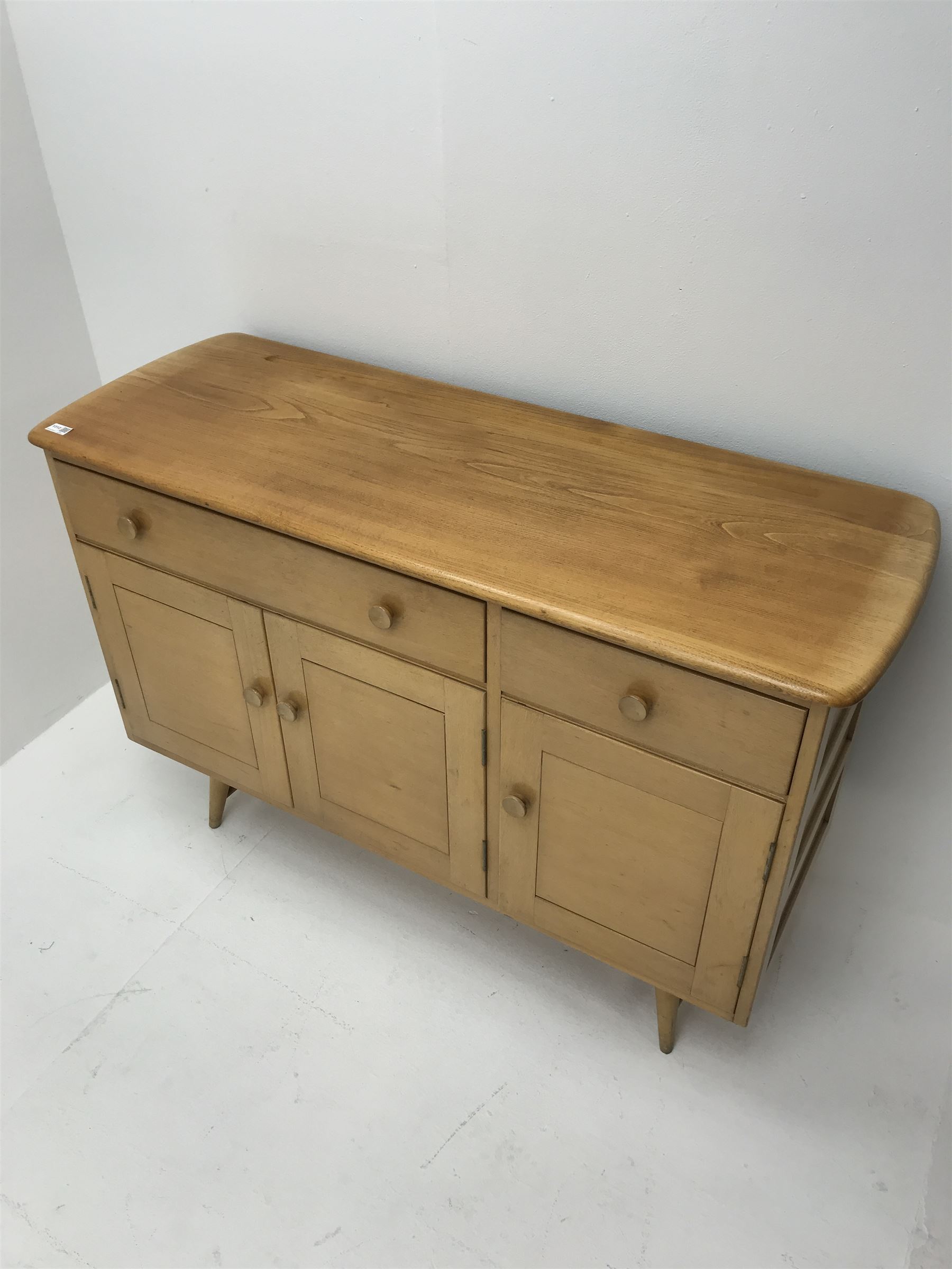 Ercol elm sideboard - Image 4 of 6