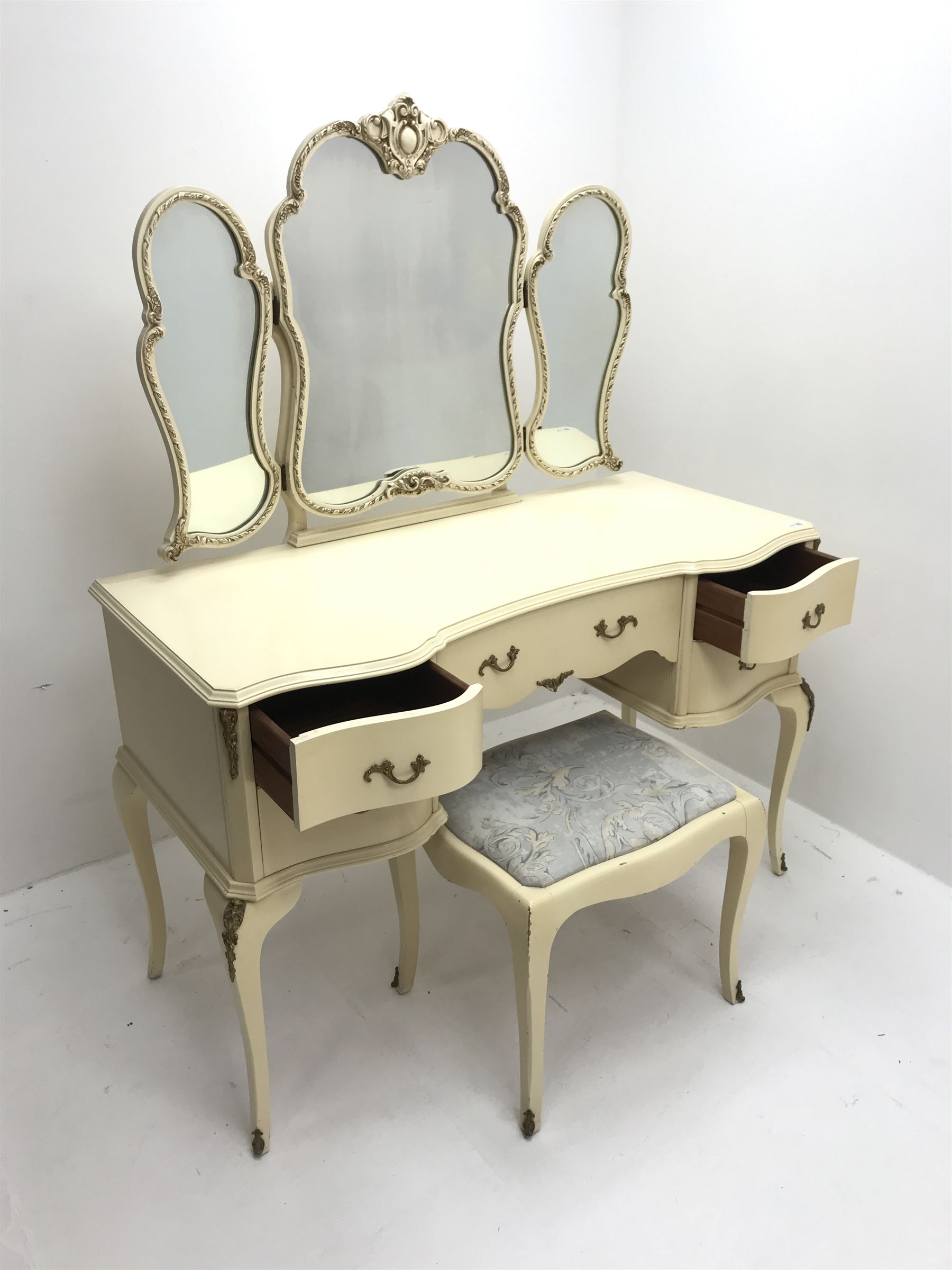 French style cream painted serpentine dressing table - Image 4 of 4