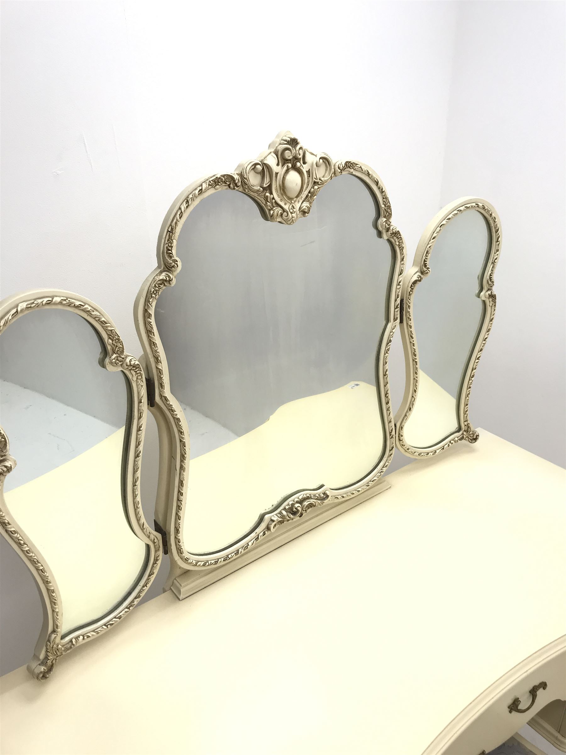 French style cream painted serpentine dressing table - Image 3 of 4