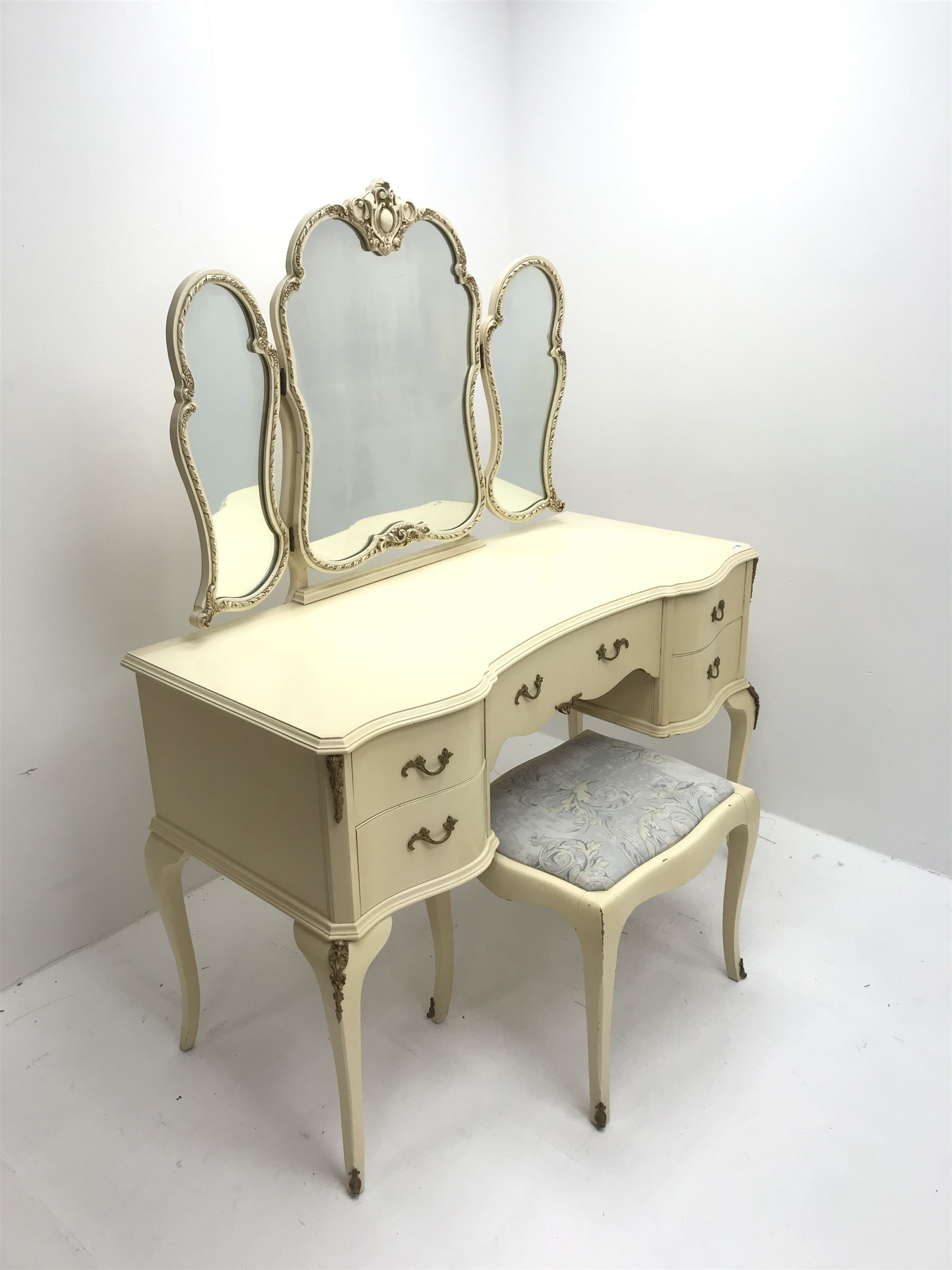 French style cream painted serpentine dressing table - Image 2 of 4