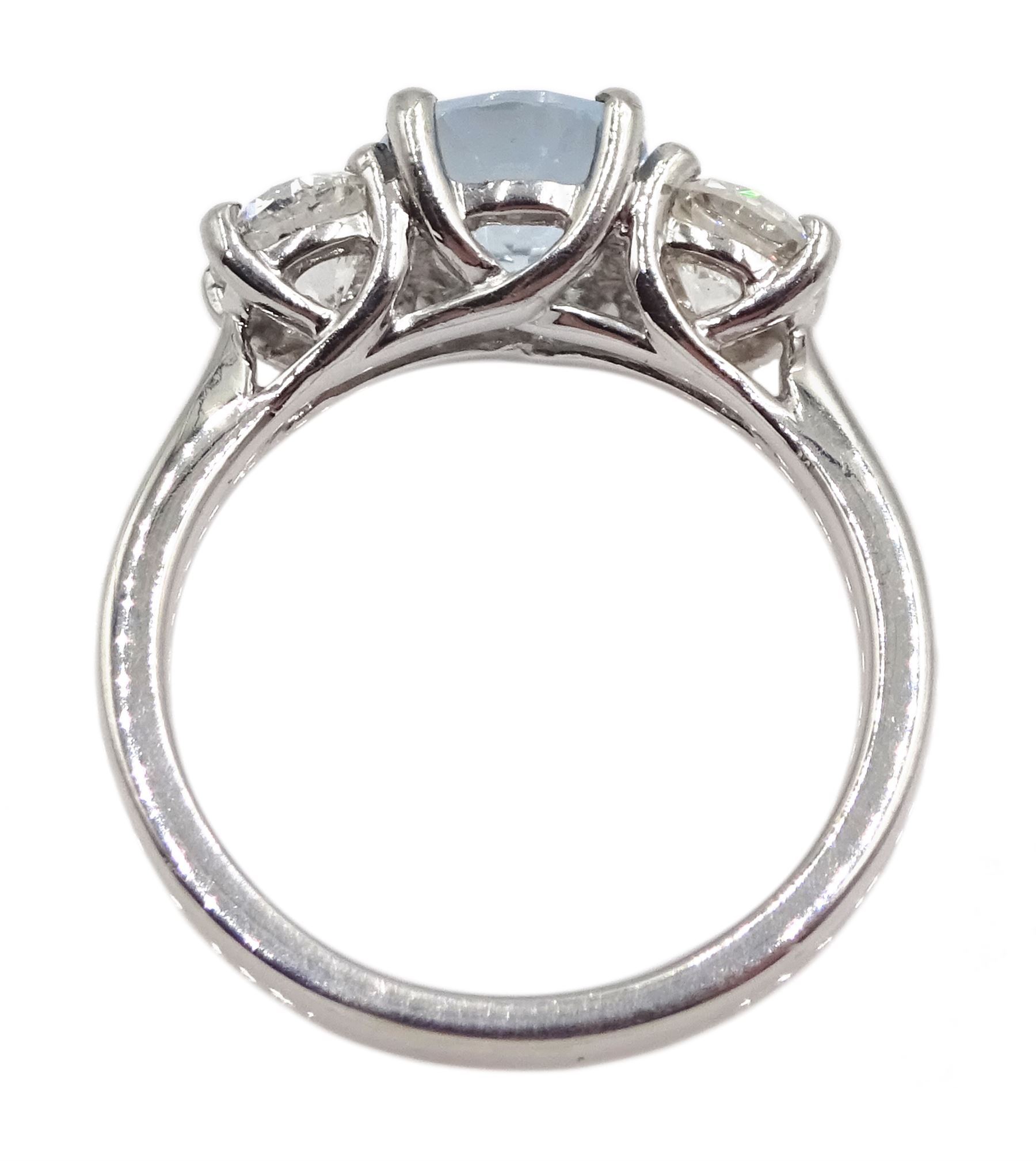Platinum three stone round aquamarine and round brilliant cut ring - Image 9 of 13