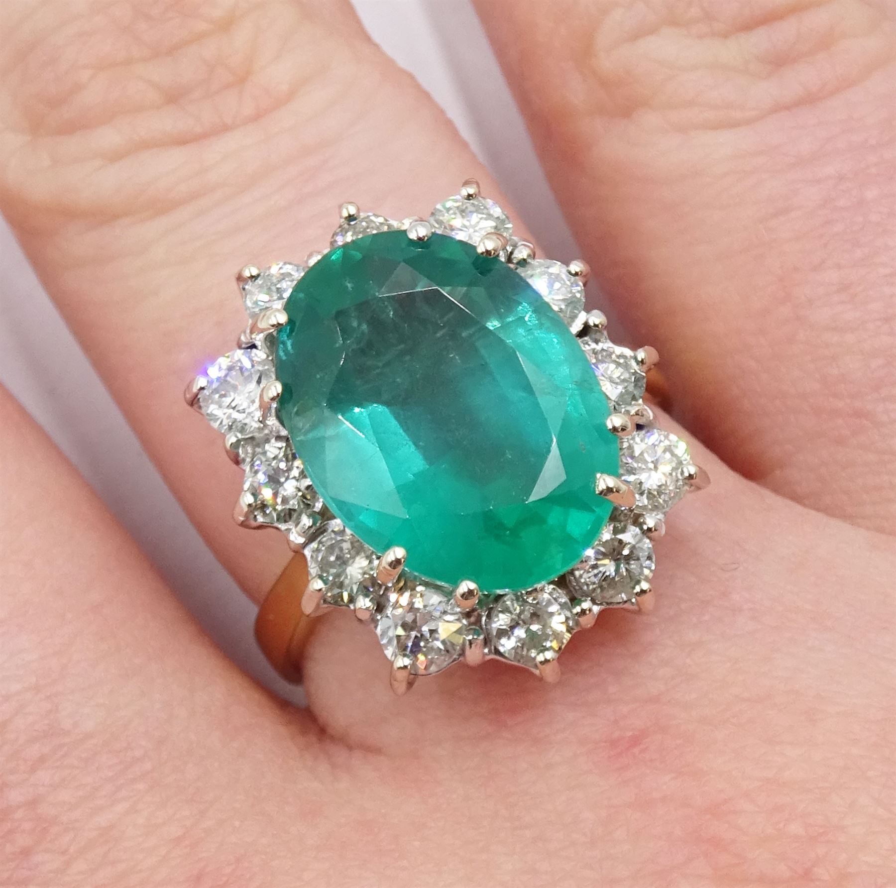 18ct gold oval Zambian emerald and round brilliant cut diamond cluster ring - Image 7 of 16
