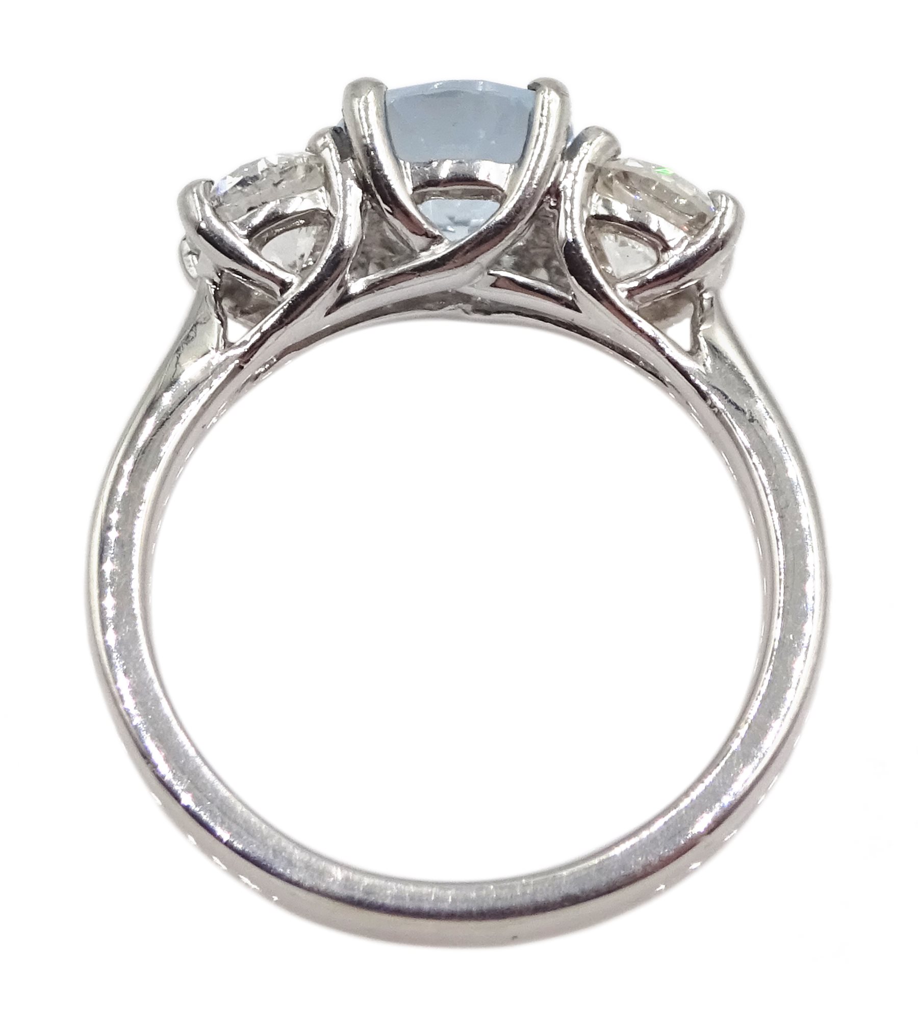 Platinum three stone round aquamarine and round brilliant cut ring - Image 5 of 13
