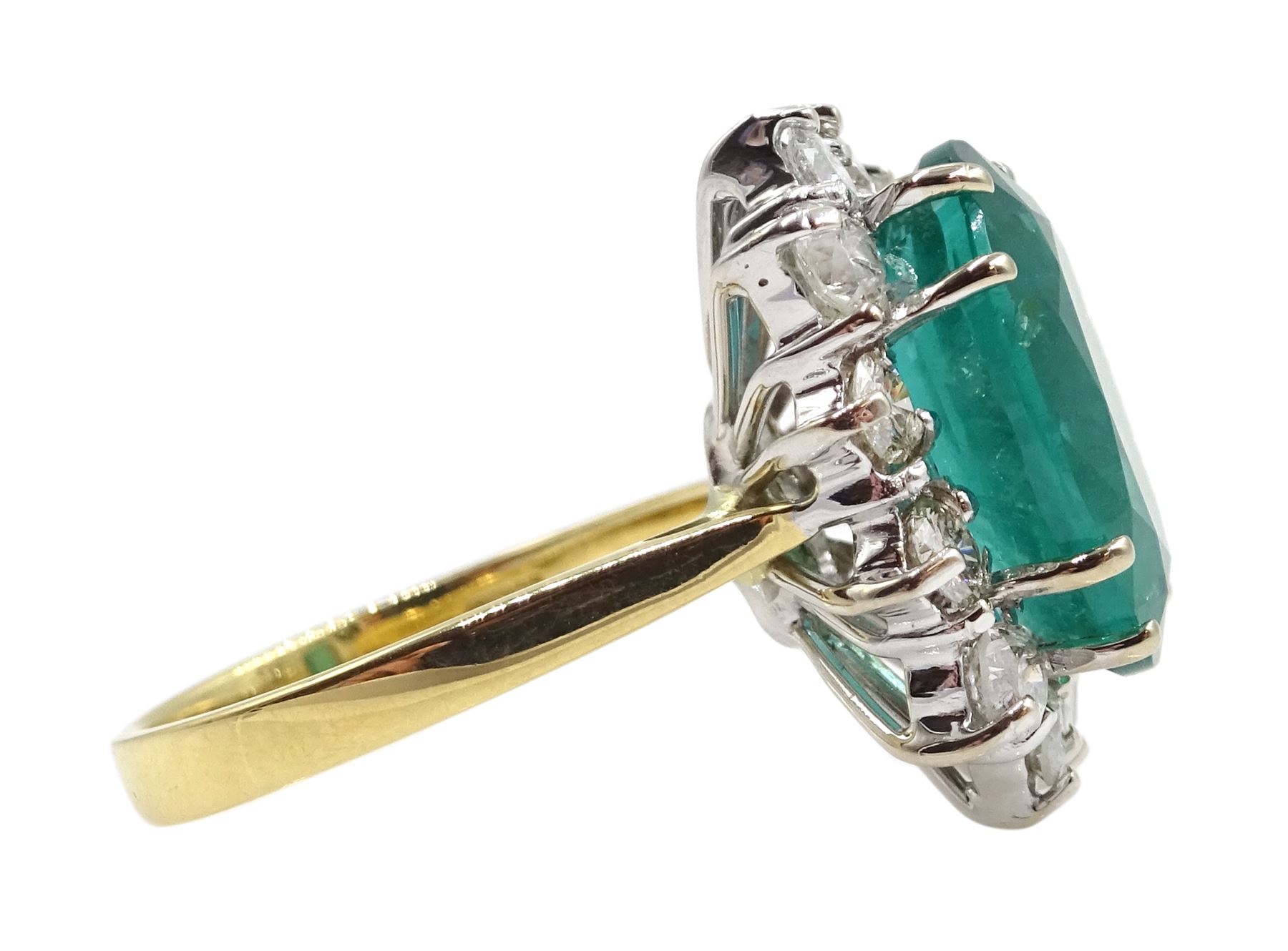 18ct gold oval Zambian emerald and round brilliant cut diamond cluster ring - Image 9 of 16