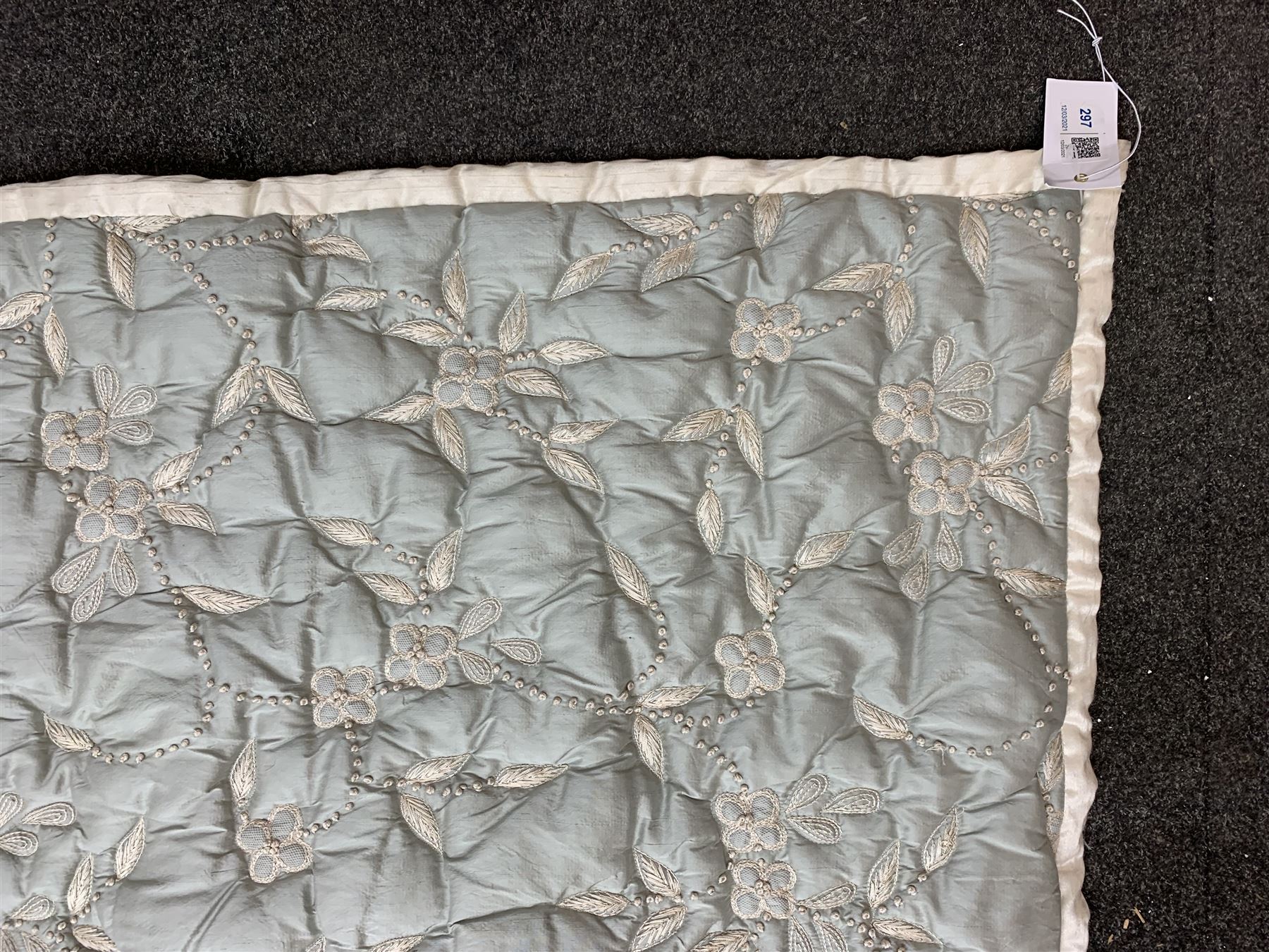 A large light blue quilt embroidered in silver thread with flowers - Bild 7 aus 9