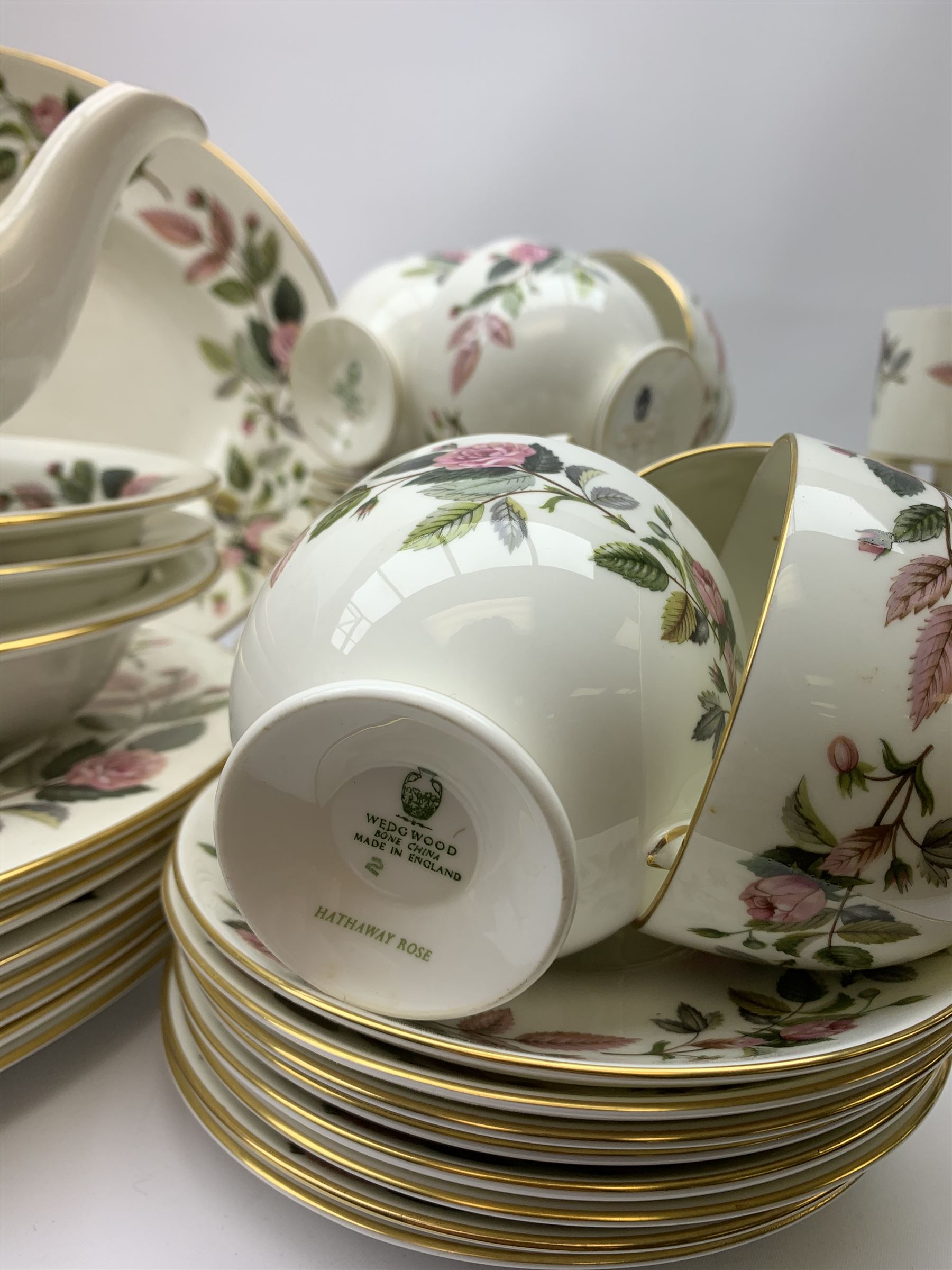 Wedgwood Hathaway Rose pattern dinner and tea wares - Image 2 of 4