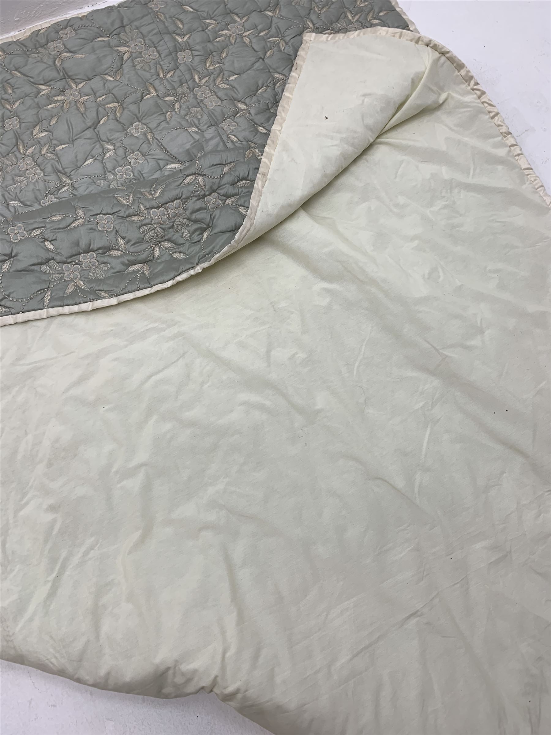 A large light blue quilt embroidered in silver thread with flowers - Bild 9 aus 9