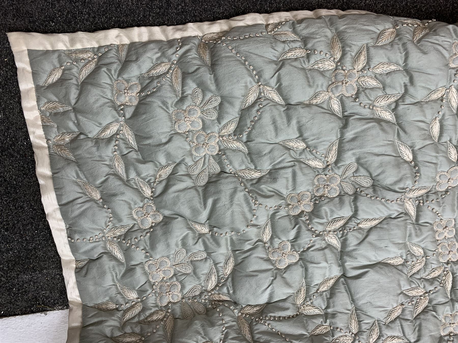 A large light blue quilt embroidered in silver thread with flowers - Bild 6 aus 9