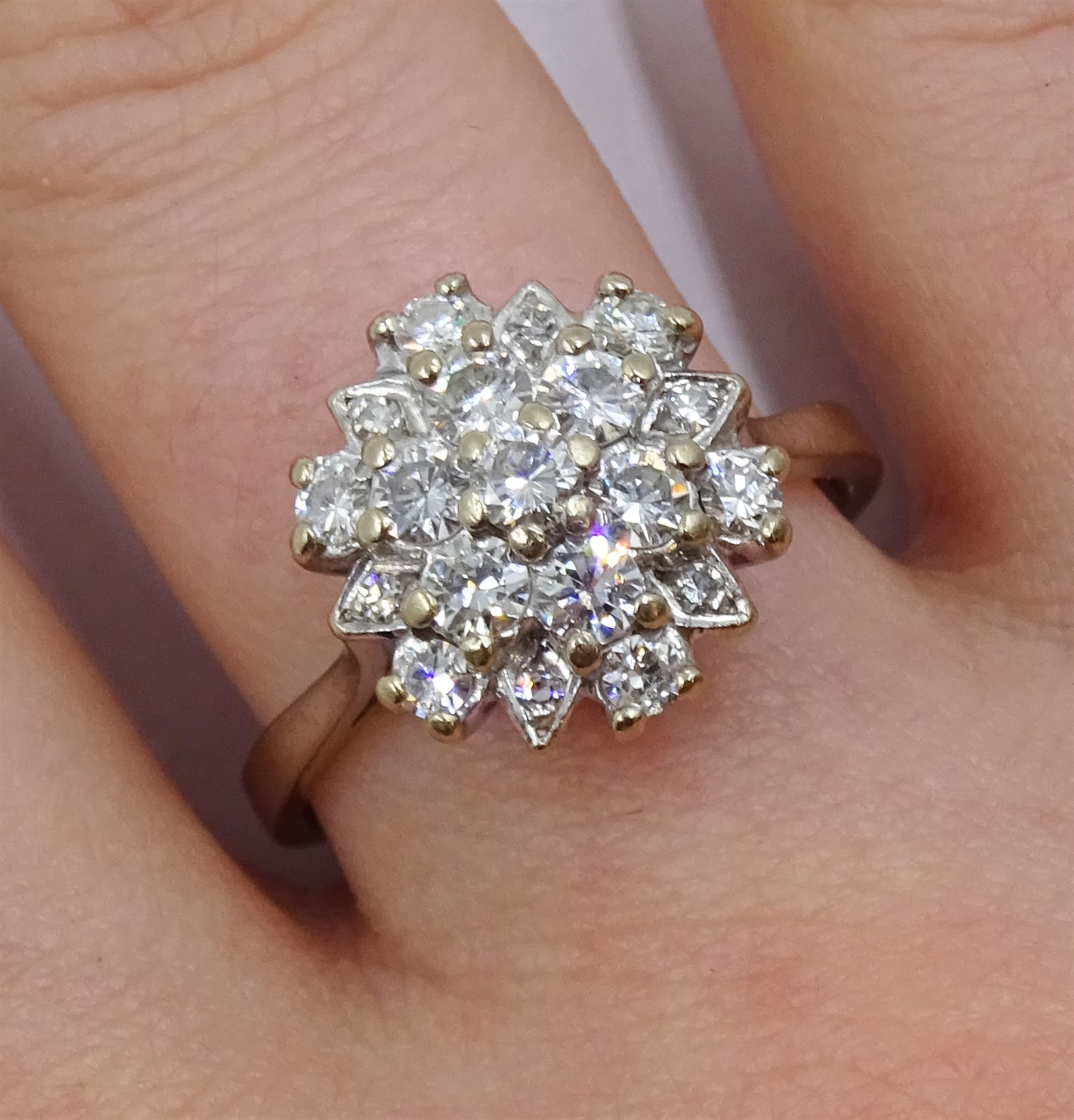 18ct white gold diamond cluster ring - Image 2 of 4