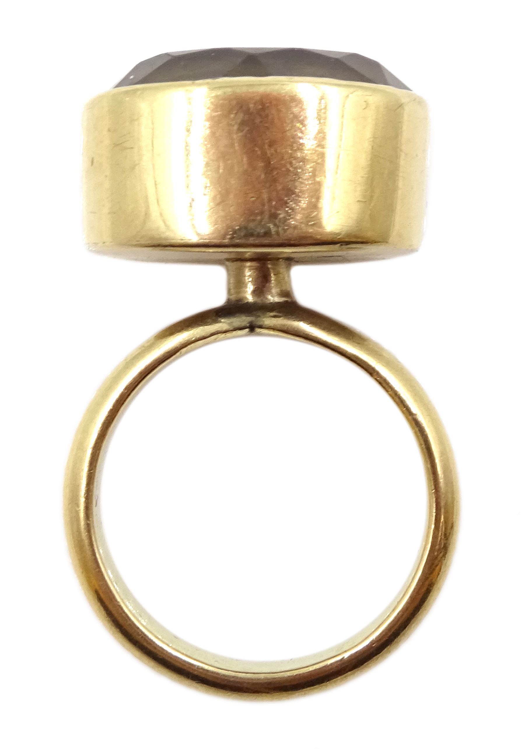 9ct gold oval smokey quartz ring - Image 3 of 4