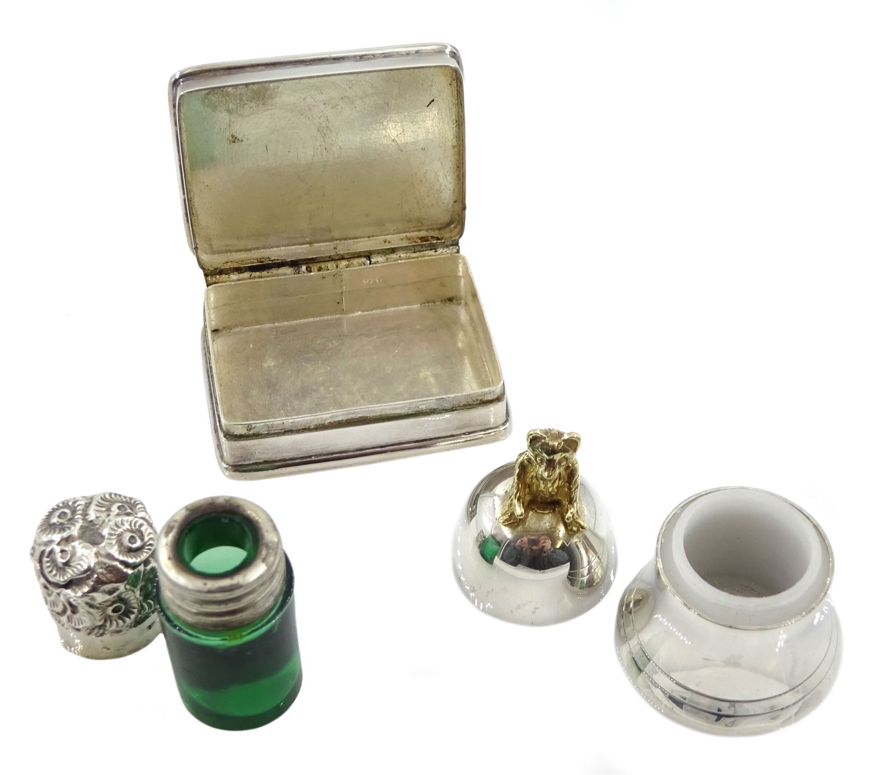 Silver emerald green glass scent bottle with silver lid by Cornelius Desormeaux Saunders & James Fra - Image 4 of 4