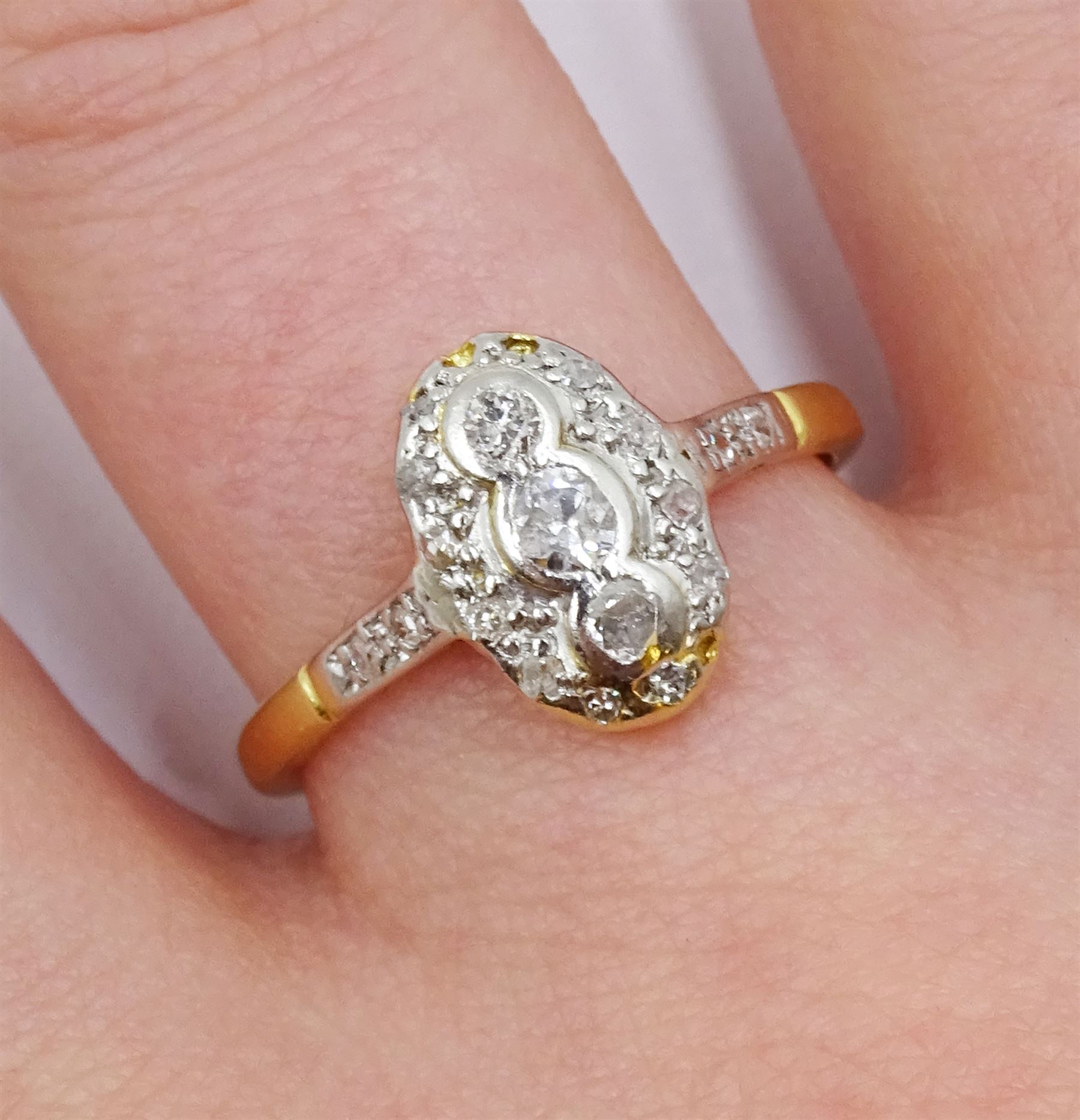 18ct gold old cut diamond panel ring - Image 2 of 4