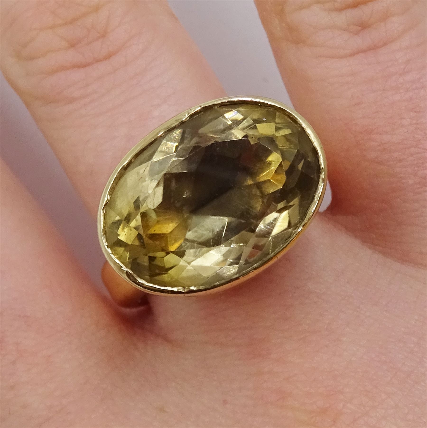 9ct gold oval smokey quartz ring - Image 4 of 4