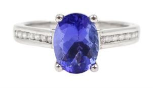 18ct white gold oval tanzanite ring