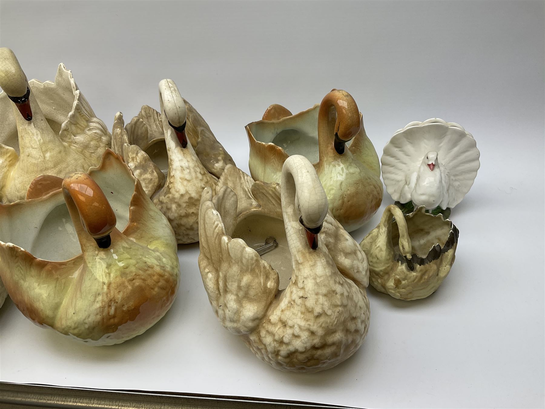 A large quantity of assorted sized ceramic planters modelled as swans. - Image 4 of 4