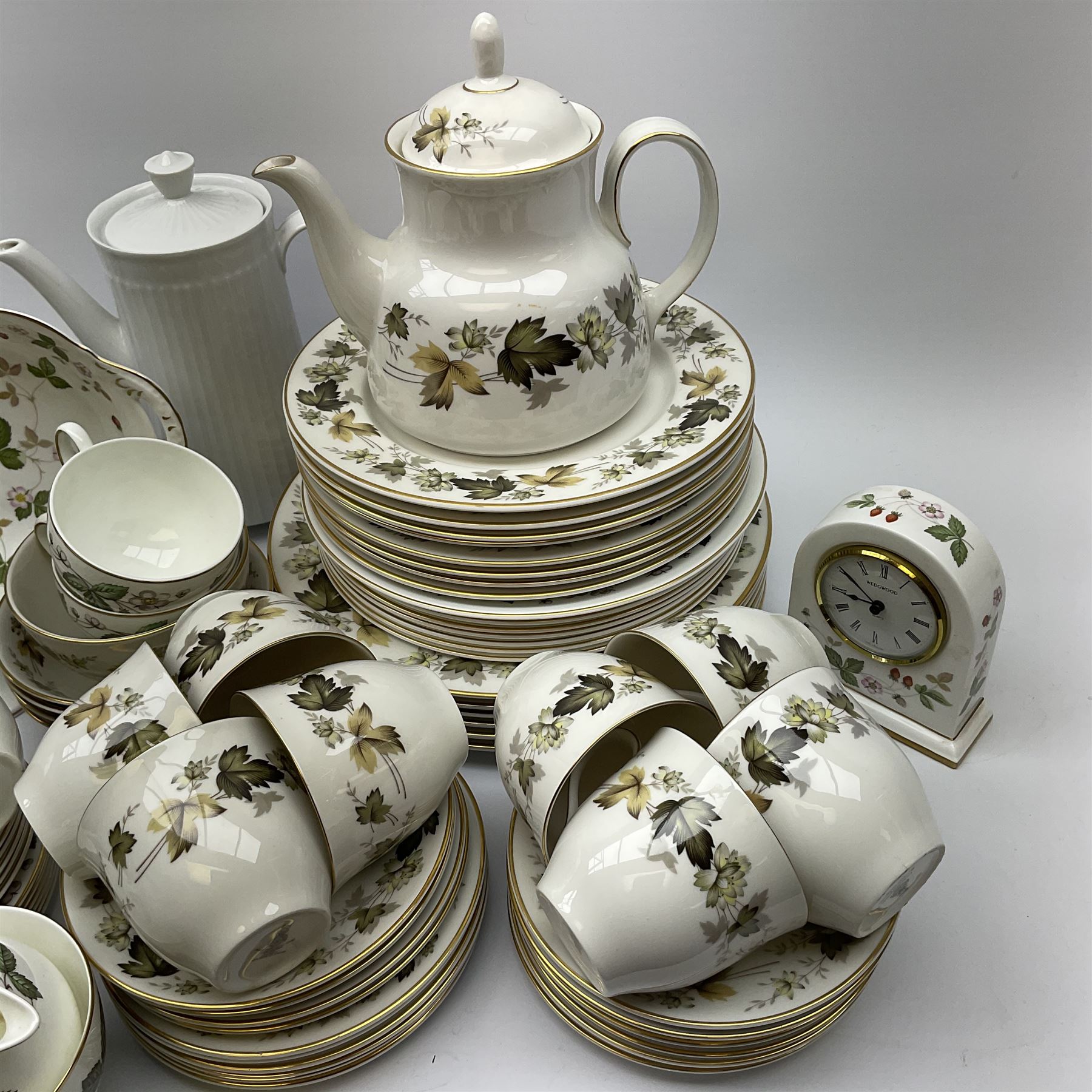 Royal Doulton Larchmont pattern tea and dinner wares - Image 3 of 4