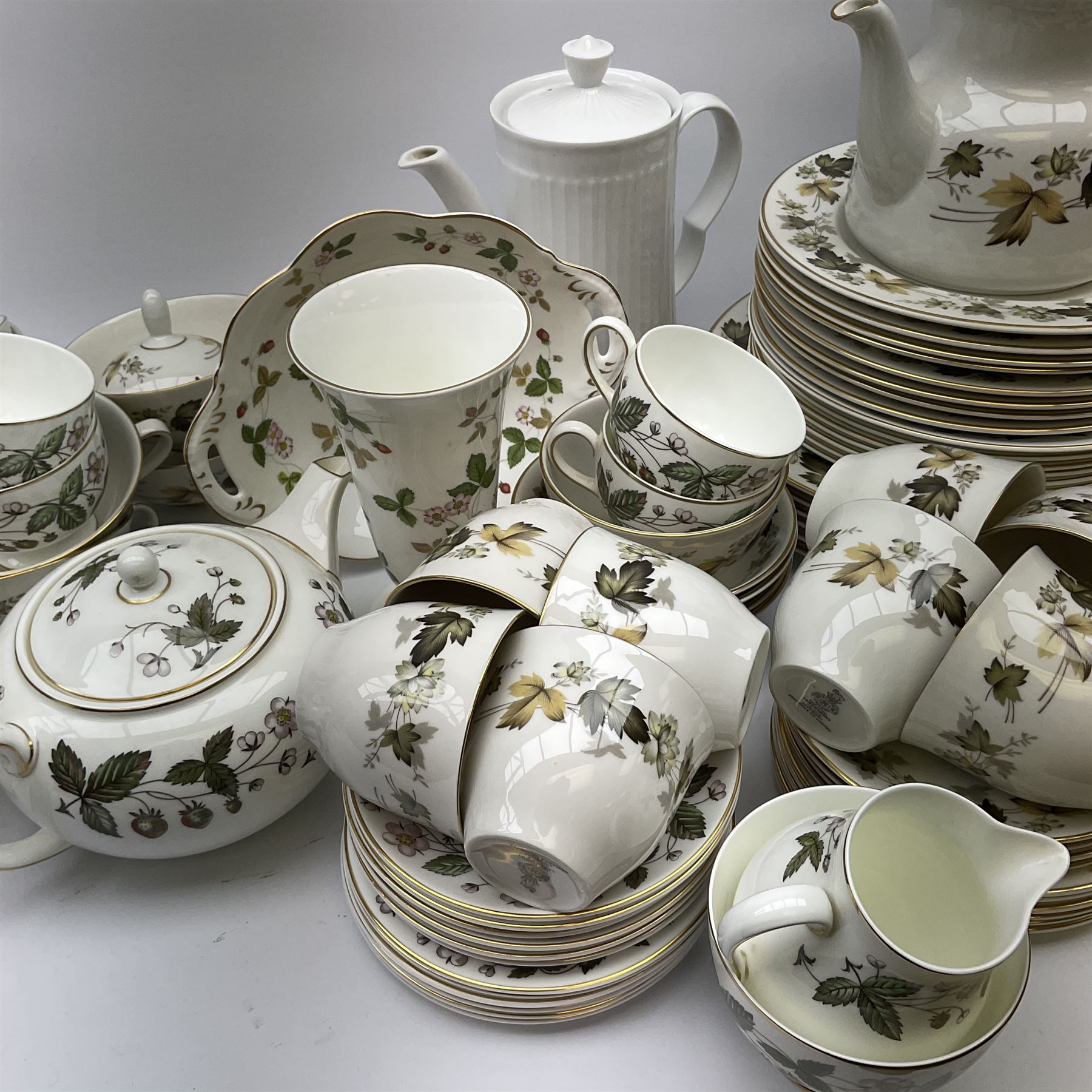Royal Doulton Larchmont pattern tea and dinner wares - Image 2 of 4