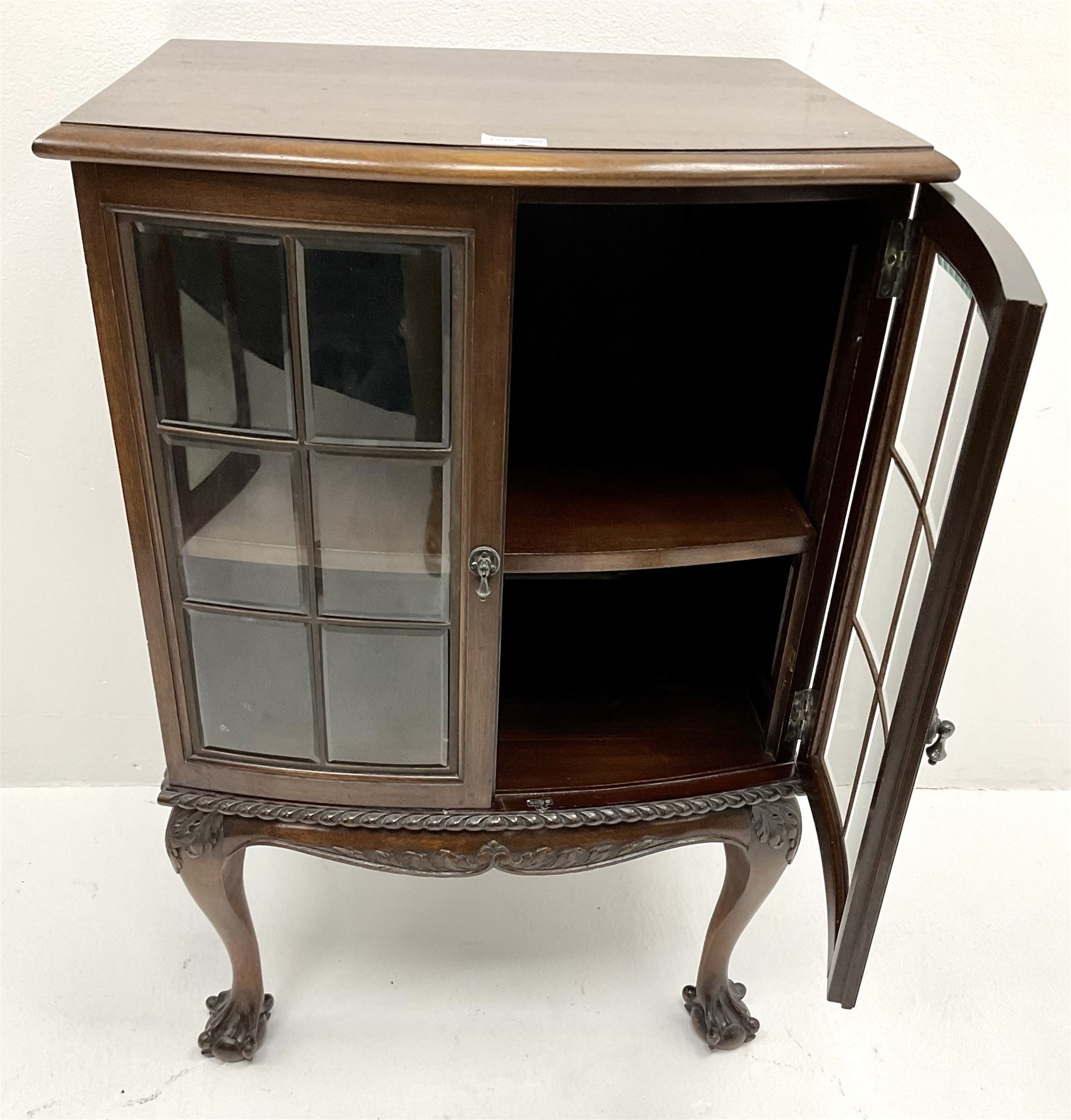 Small 20th century mahogany bow front display cabinet - Image 3 of 3