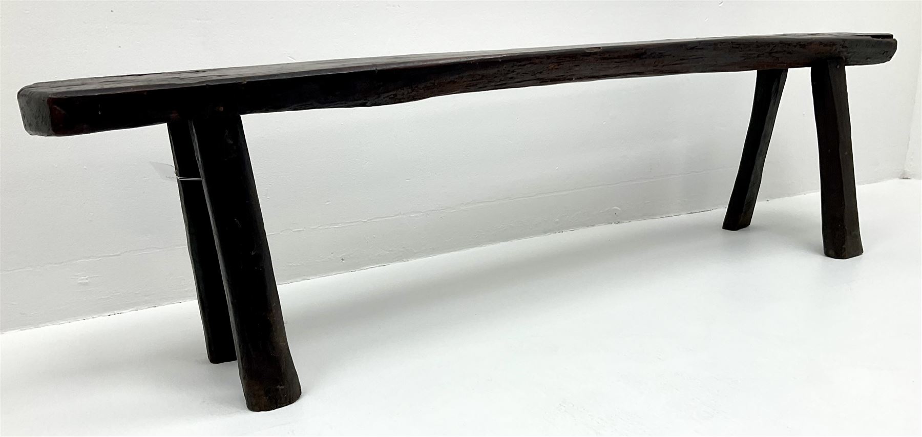 18th/19th century vernacular rustic oak plank bench on four splayed supports - Image 2 of 2