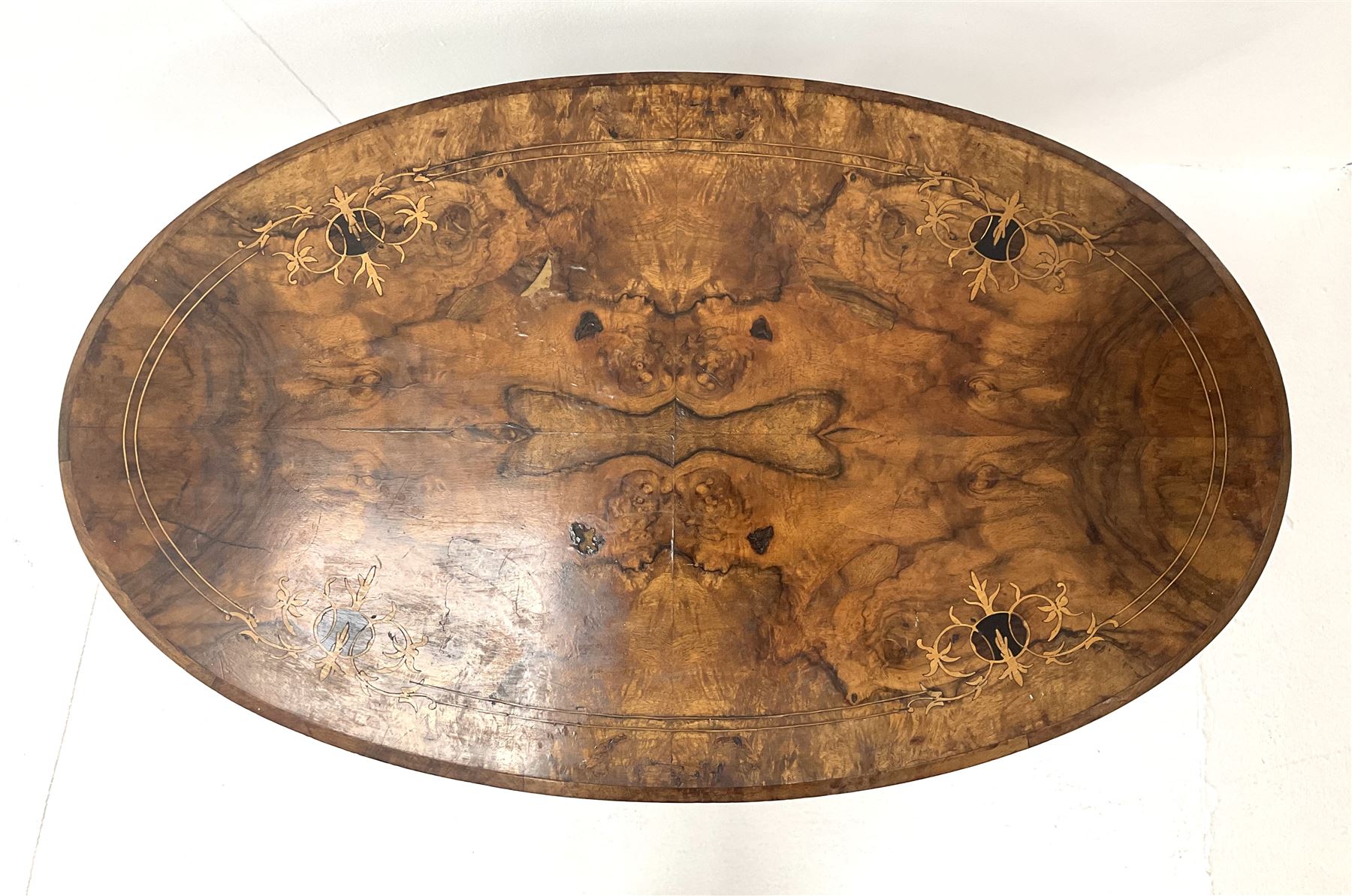 Victorian walnut occasional oval table - Image 3 of 4