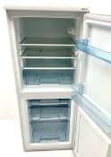 LEC T5039W Fridge freezer