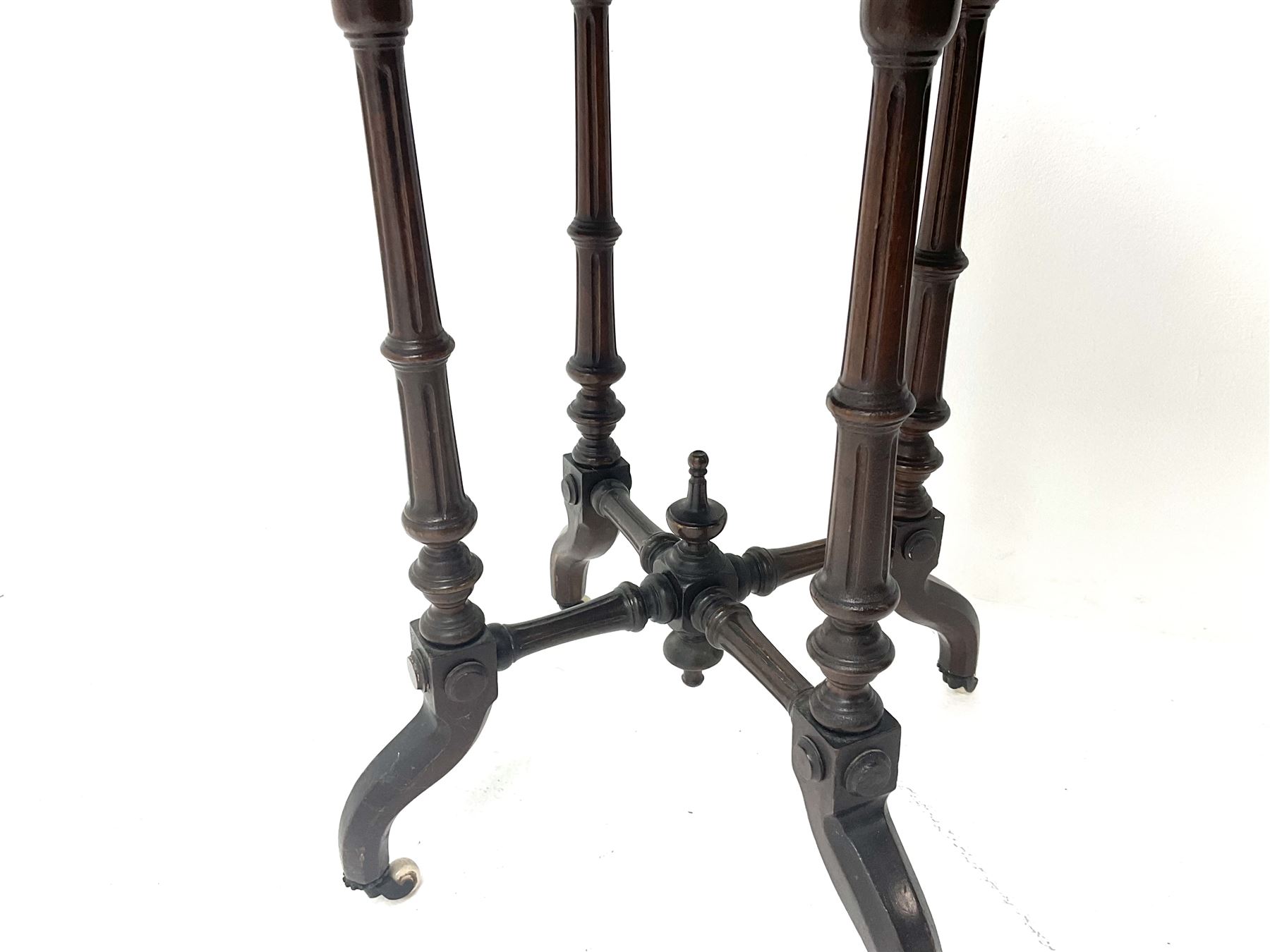 Victorian walnut occasional oval table - Image 4 of 4
