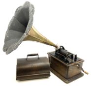 Early 20th century oak cased Edison Standard Phonograph with Model R 4-minute reproducer and brass h