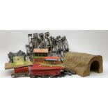 Hornby '0' gauge - layout accessories comprising PR1/PL1 Points