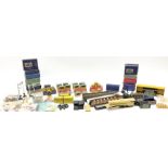 Hornby Dublo - quantity of accessories including six boxed D1 loading gauges; six boxed D1 water cra