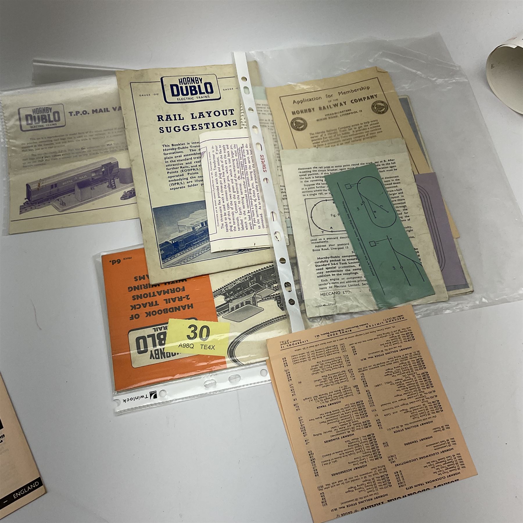 Hornby Dublo - quantity of paper ephemera including Electric Trains catalogues 1960 & 1961; Rail Lay - Image 9 of 9