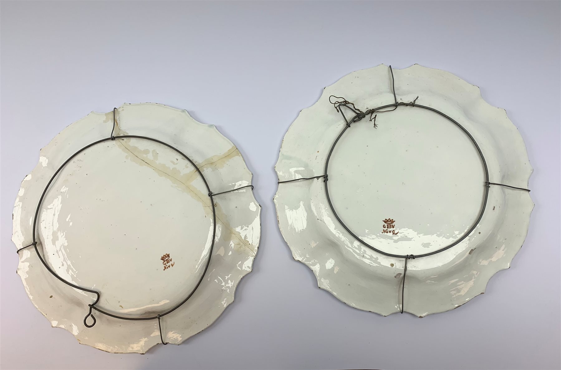 A pair of Italian faience pottery plates, by Giovanni Battista Viero, each of circular form with pie - Image 4 of 7
