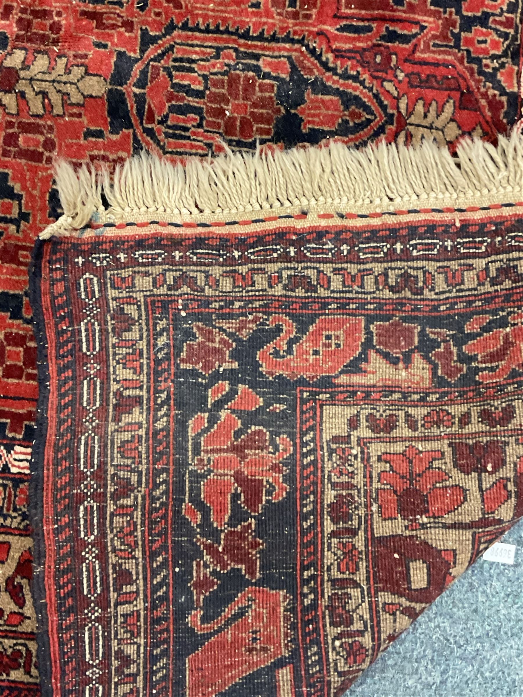 Persian style red ground rug - Image 3 of 5