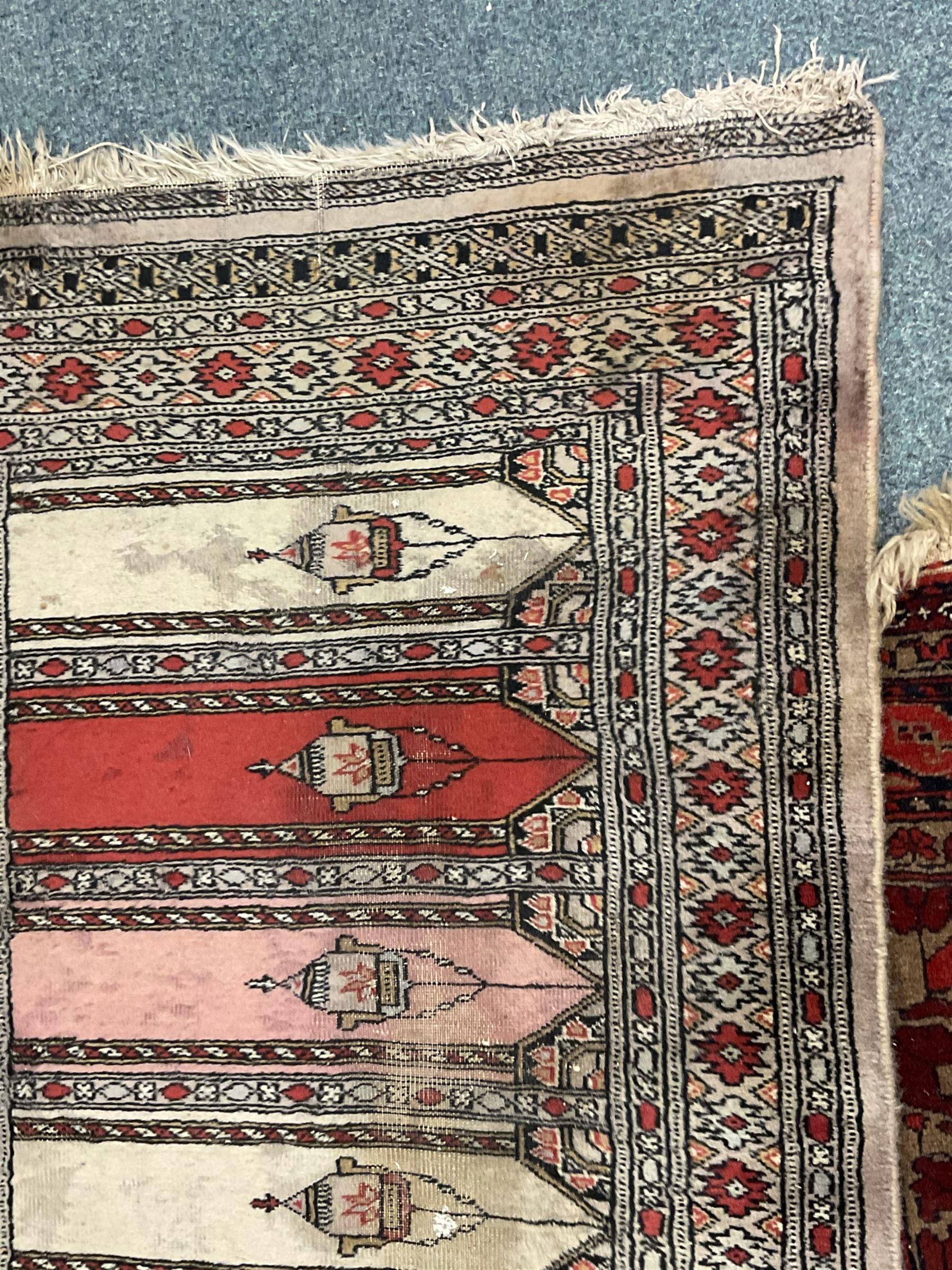 Persian style red ground rug - Image 4 of 5