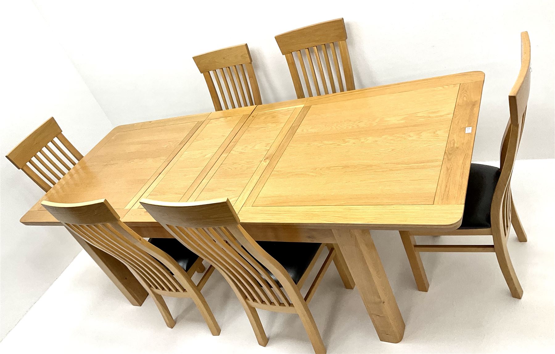 Oak extending dining table - Image 3 of 4
