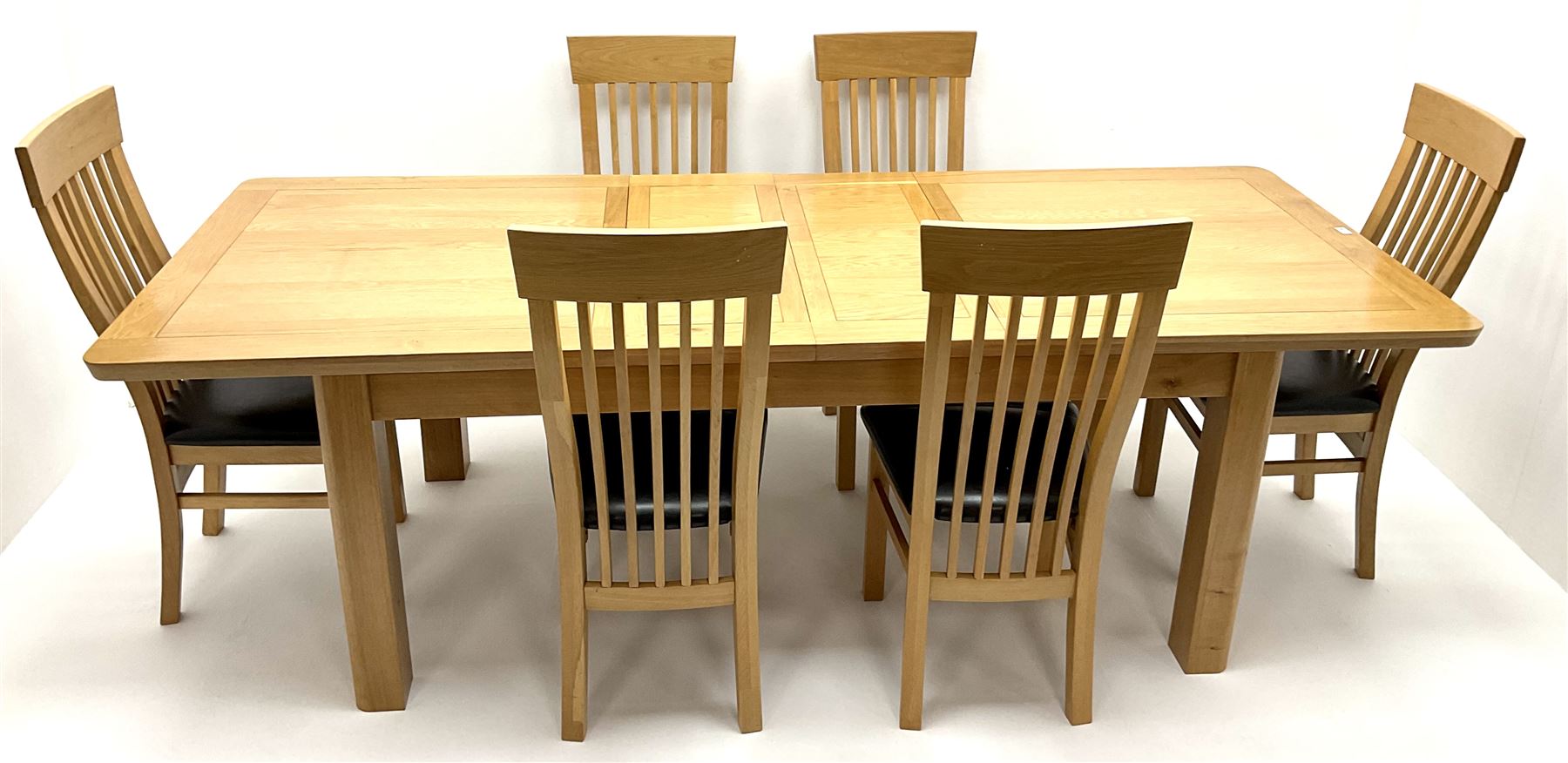 Oak extending dining table - Image 4 of 4