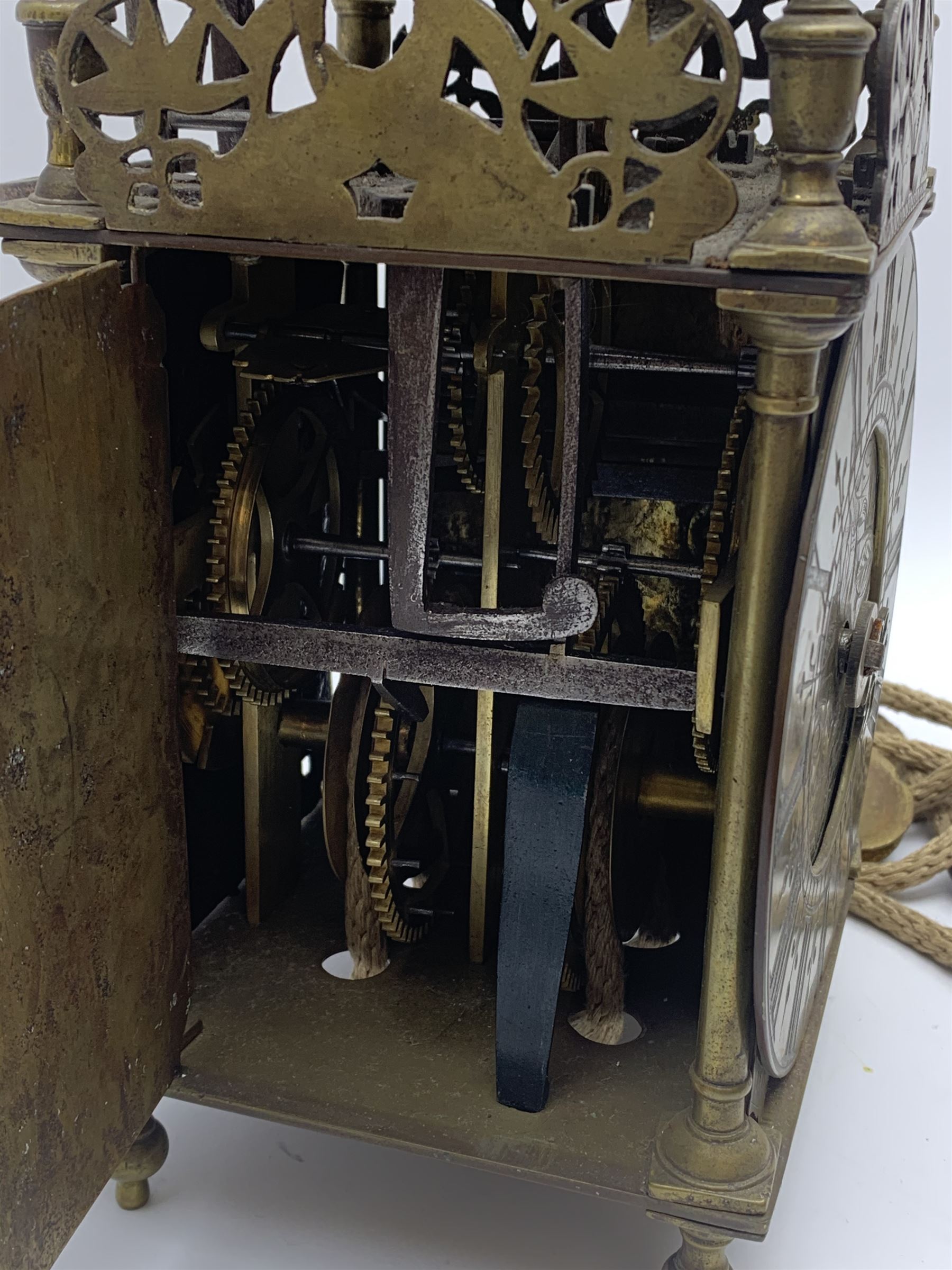 Brass lantern clock - Image 4 of 10