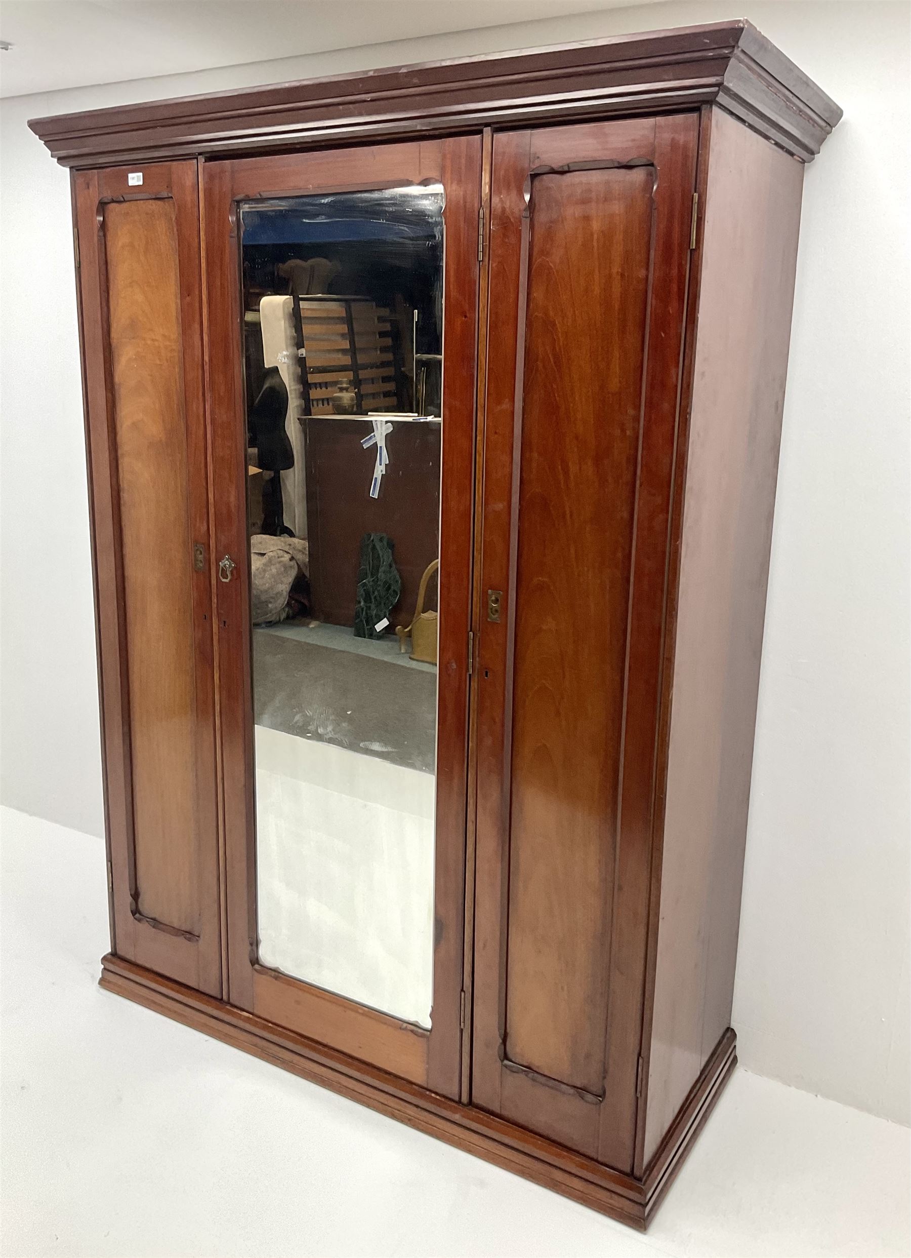 Victorian mahogany triple wardrobe - Image 4 of 5