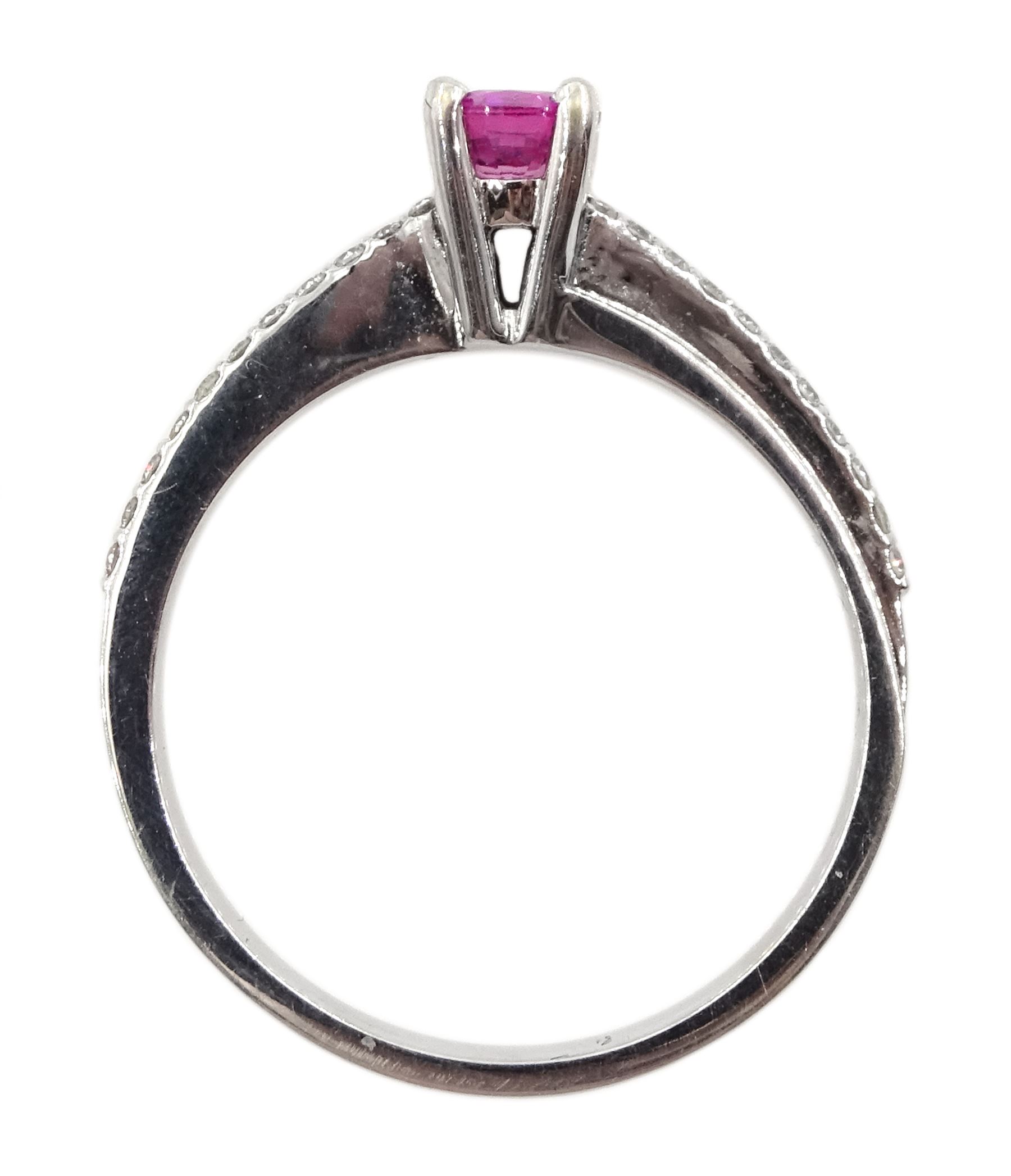 18ct white gold round pink sapphire ring - Image 2 of 4