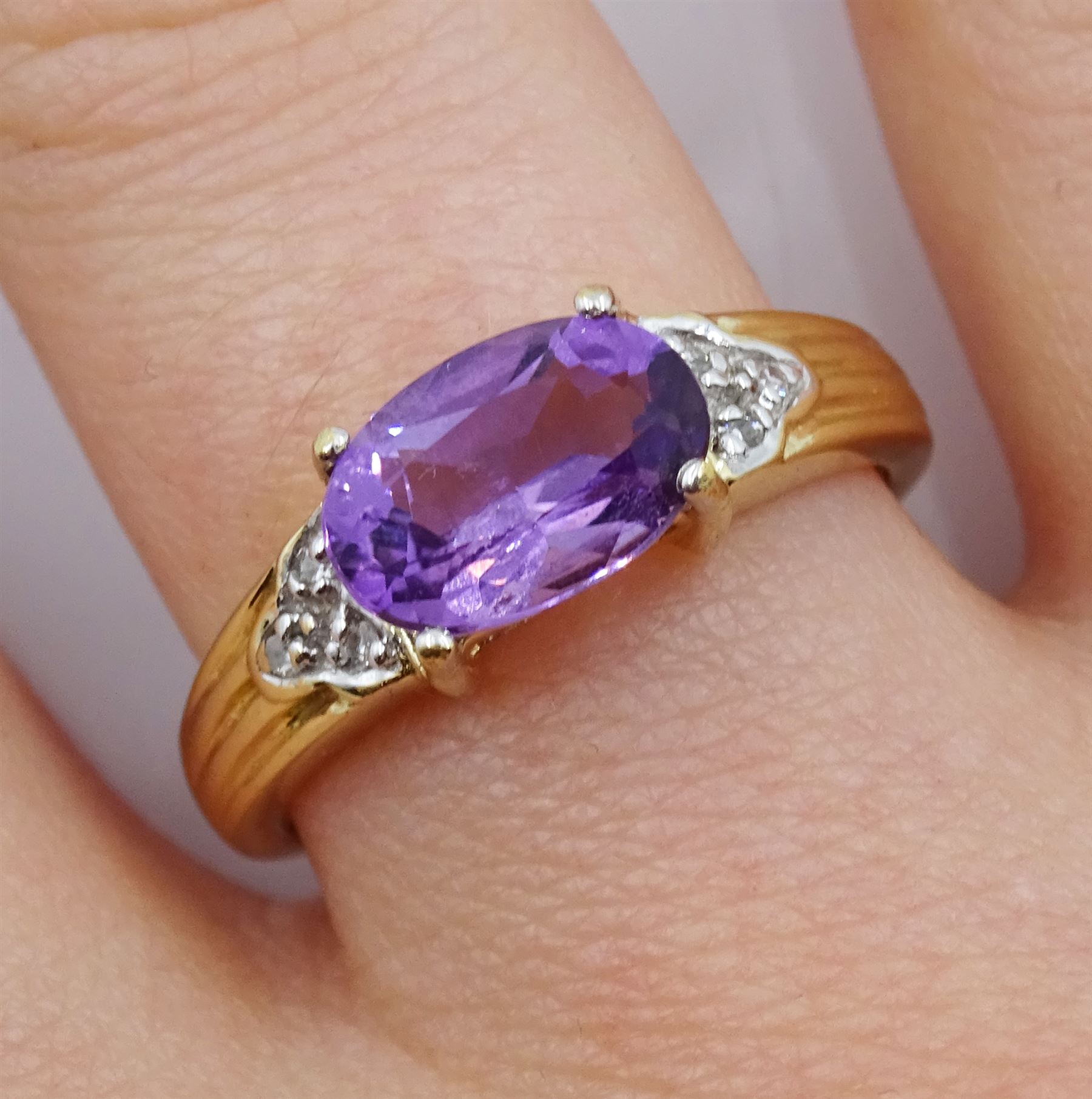 9ct gold oval amethyst and diamond ring - Image 2 of 4