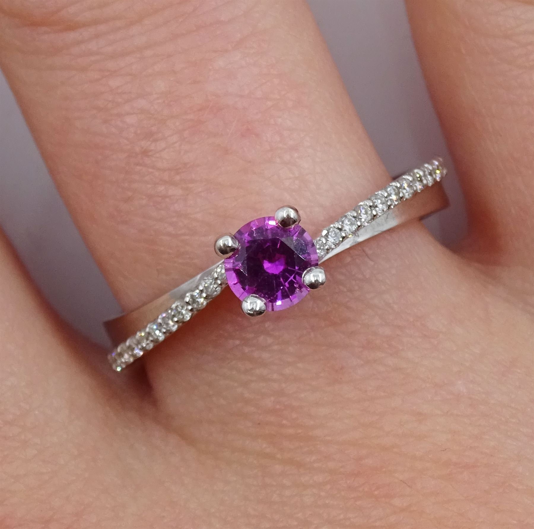 18ct white gold round pink sapphire ring - Image 3 of 4