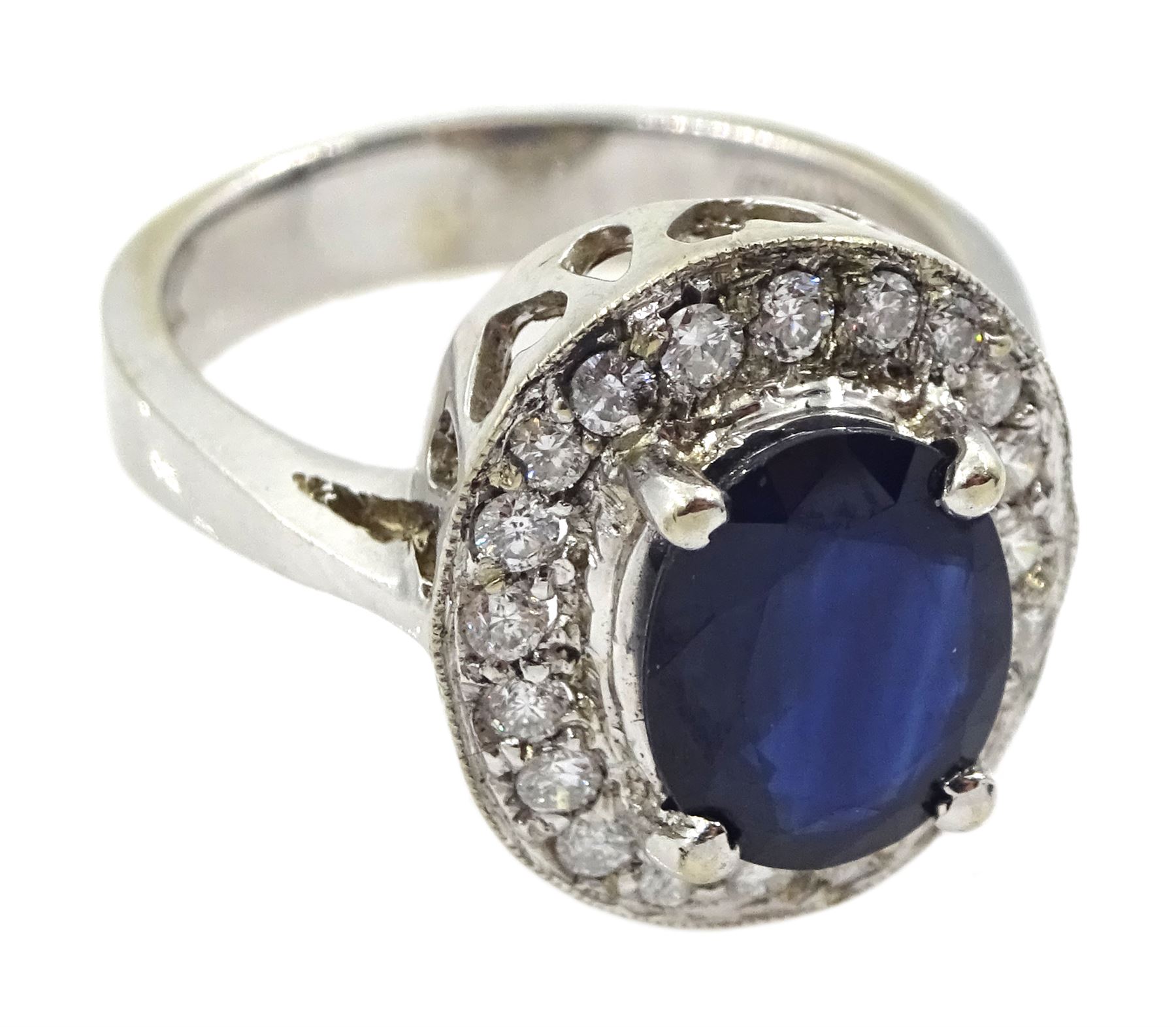 White gold oval sapphire and diamond cluster ring - Image 3 of 4