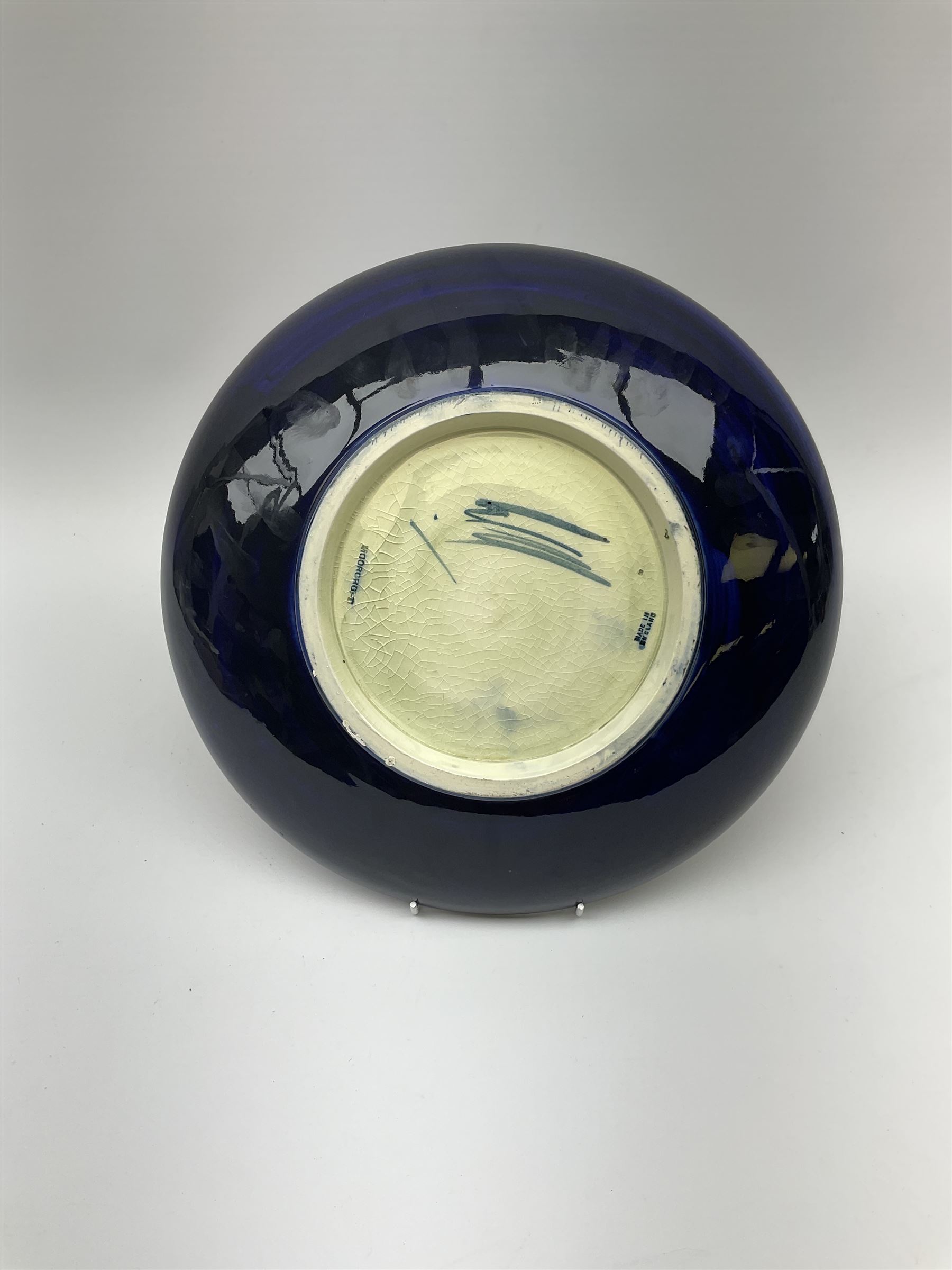 A Moorcroft footed dish decorated in the iris pattern upon a dark blue glazed ground - Bild 4 aus 5