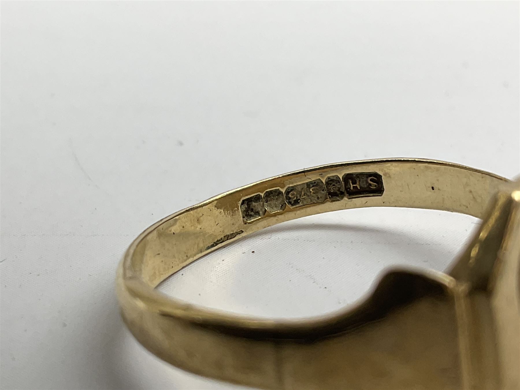 Hallmarked 9ct gold signet ring - Image 6 of 7