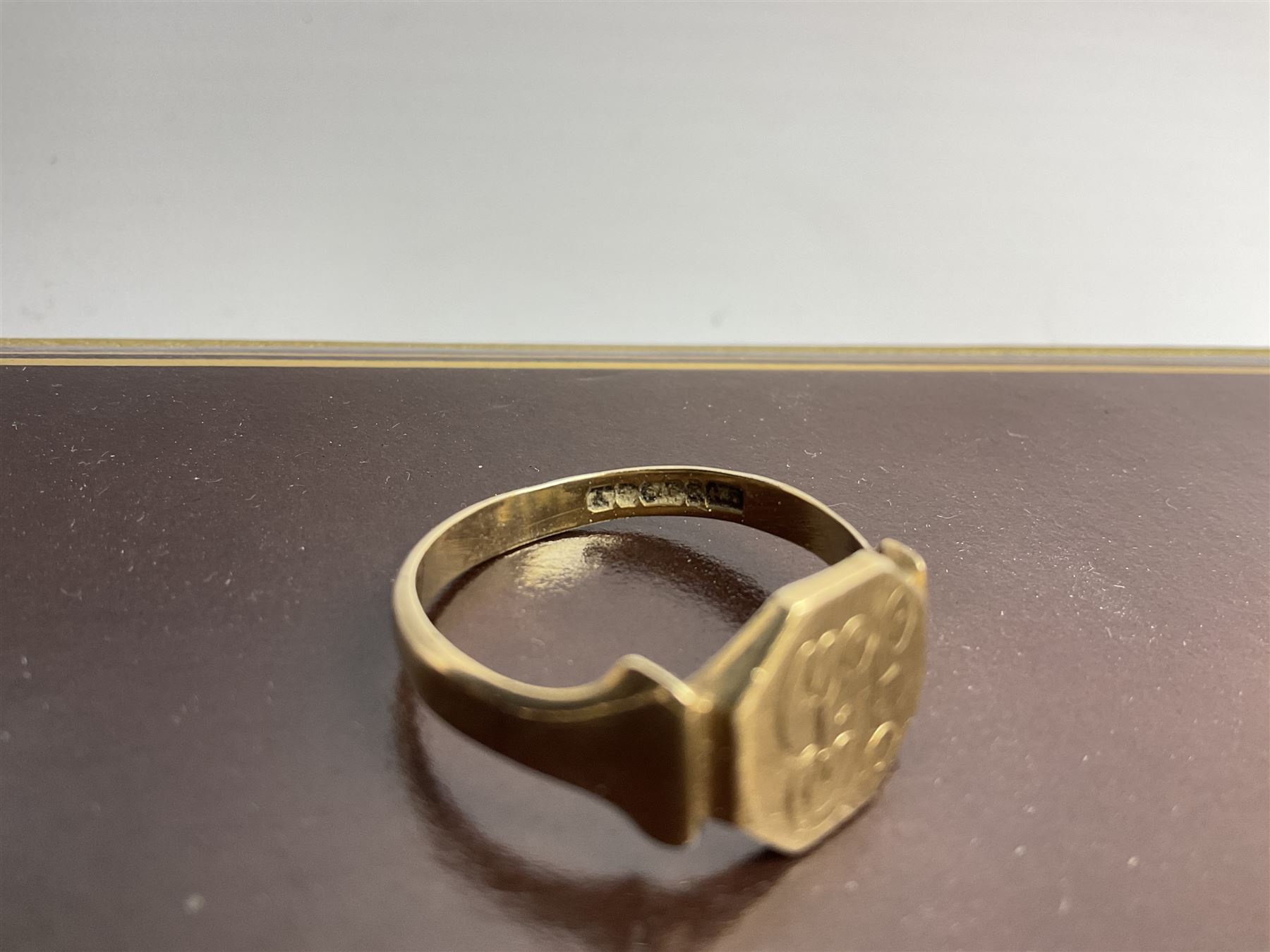 Hallmarked 9ct gold signet ring - Image 5 of 7