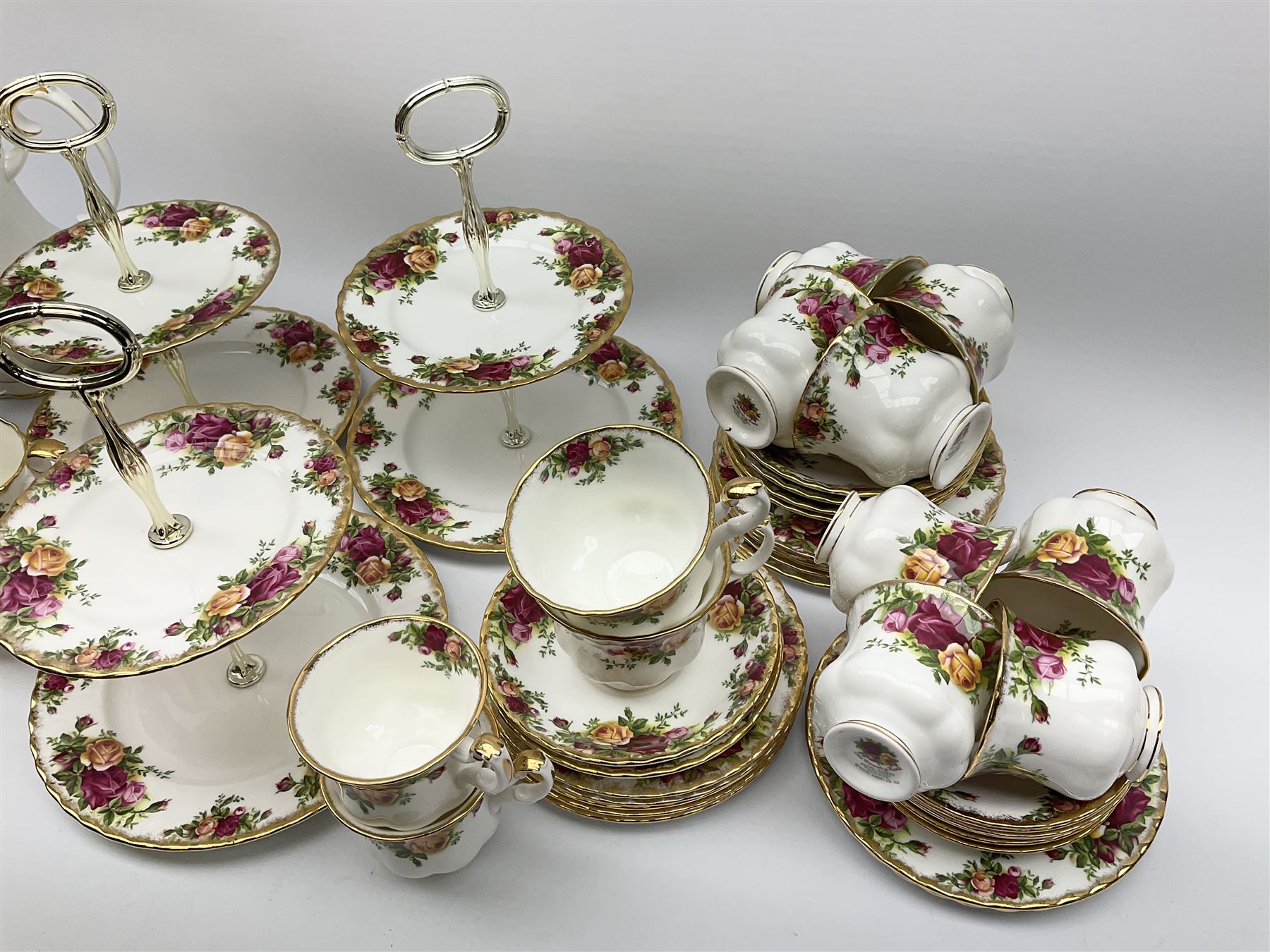 Royal Albert Old Country Roses teawares and cake stands - Image 4 of 5